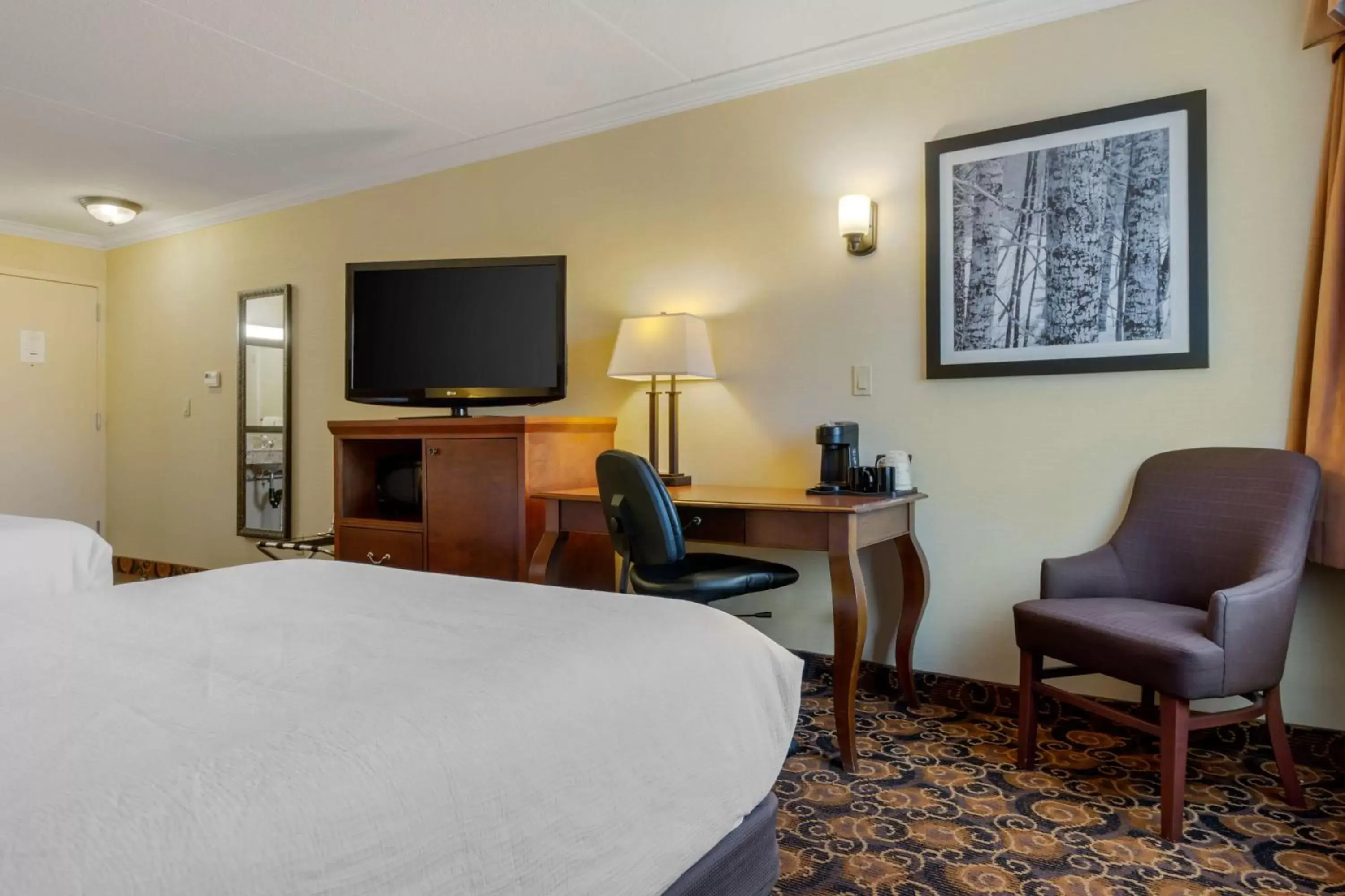 Bedroom, TV/Entertainment Center in Best Western Plus Dryden Hotel and Conference Centre