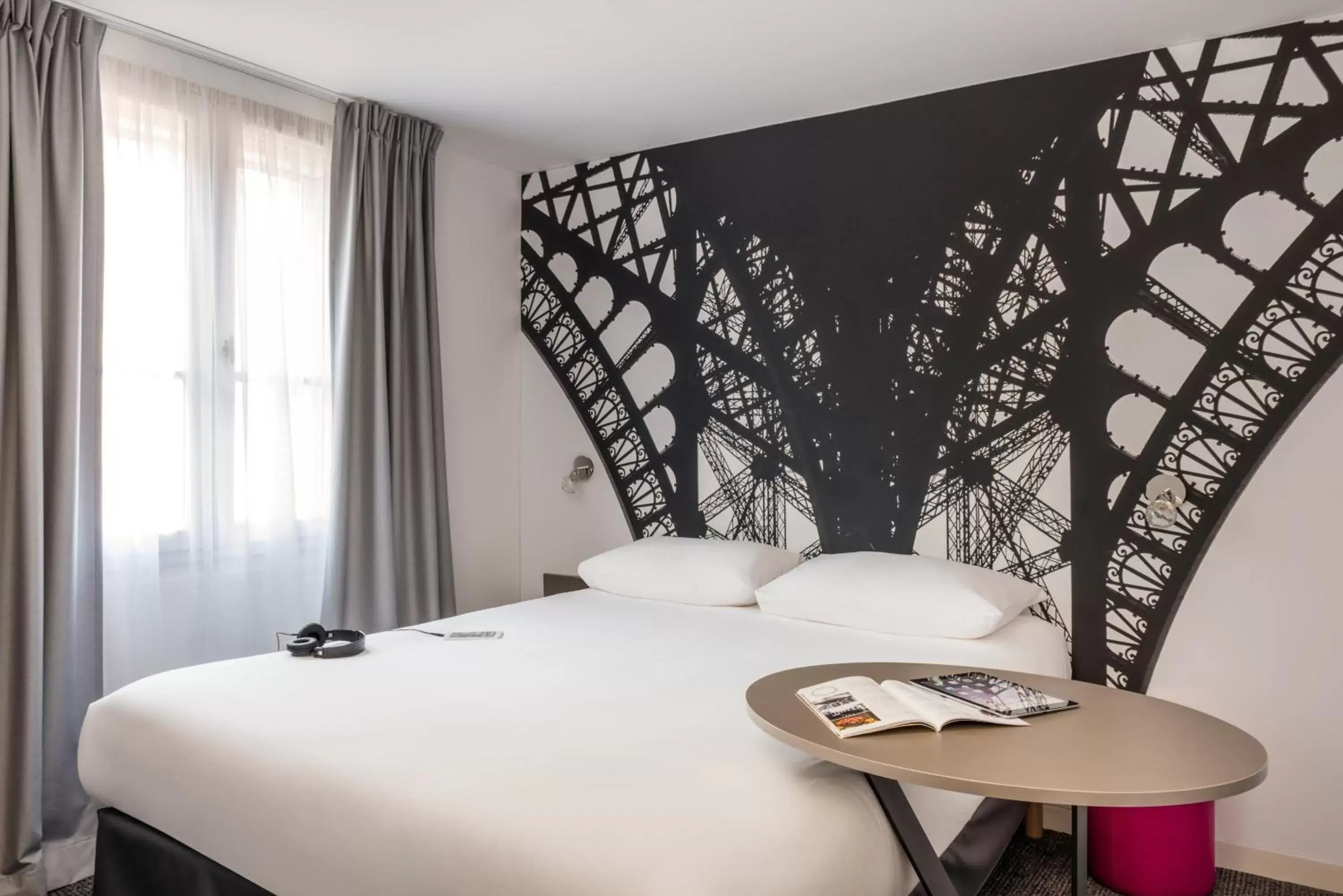 Photo of the whole room in ibis Styles Paris Eiffel Cambronne