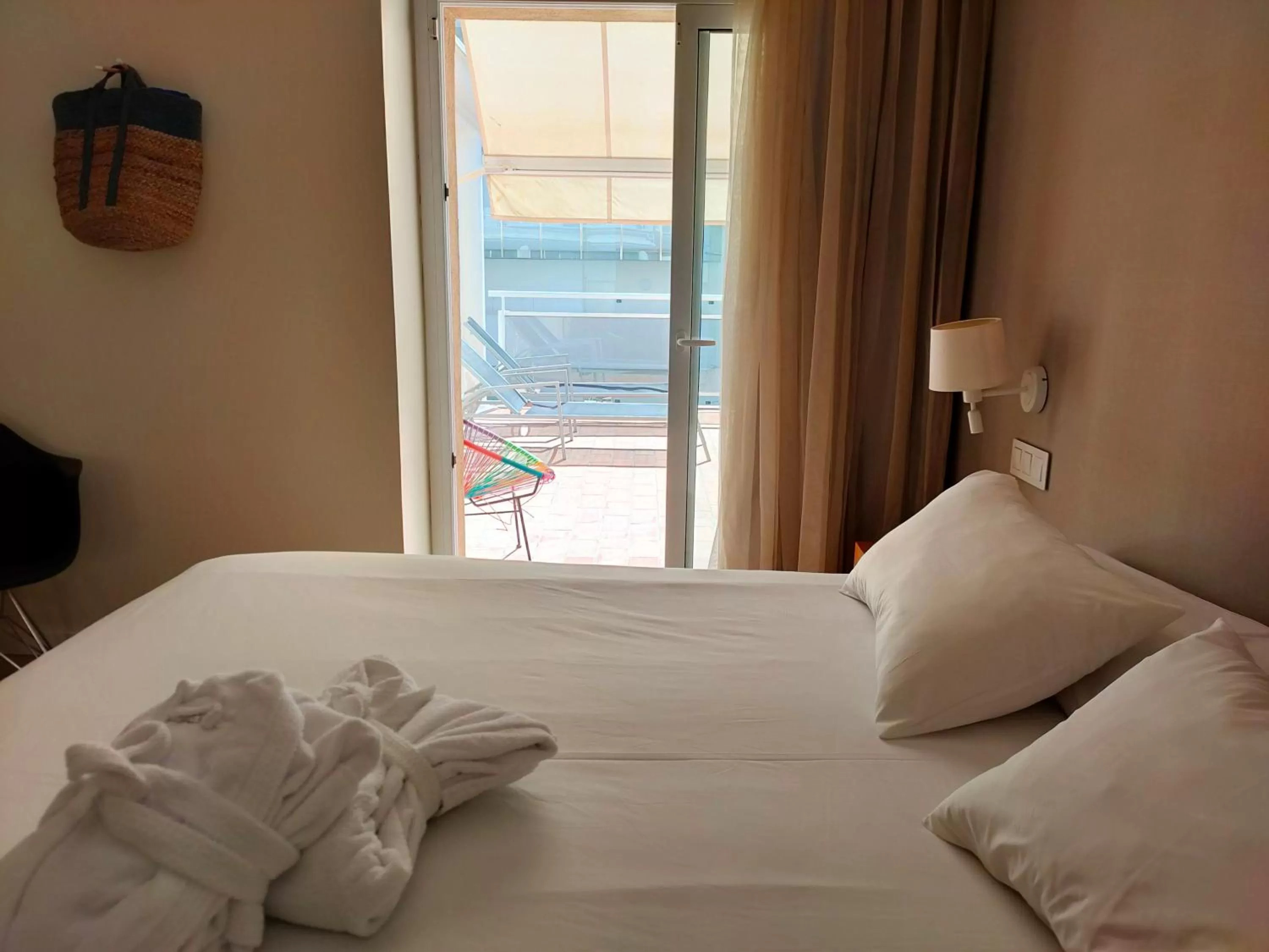 Balcony/Terrace, Bed in Hotel & Apartaments Thalassa Sport & Wellness