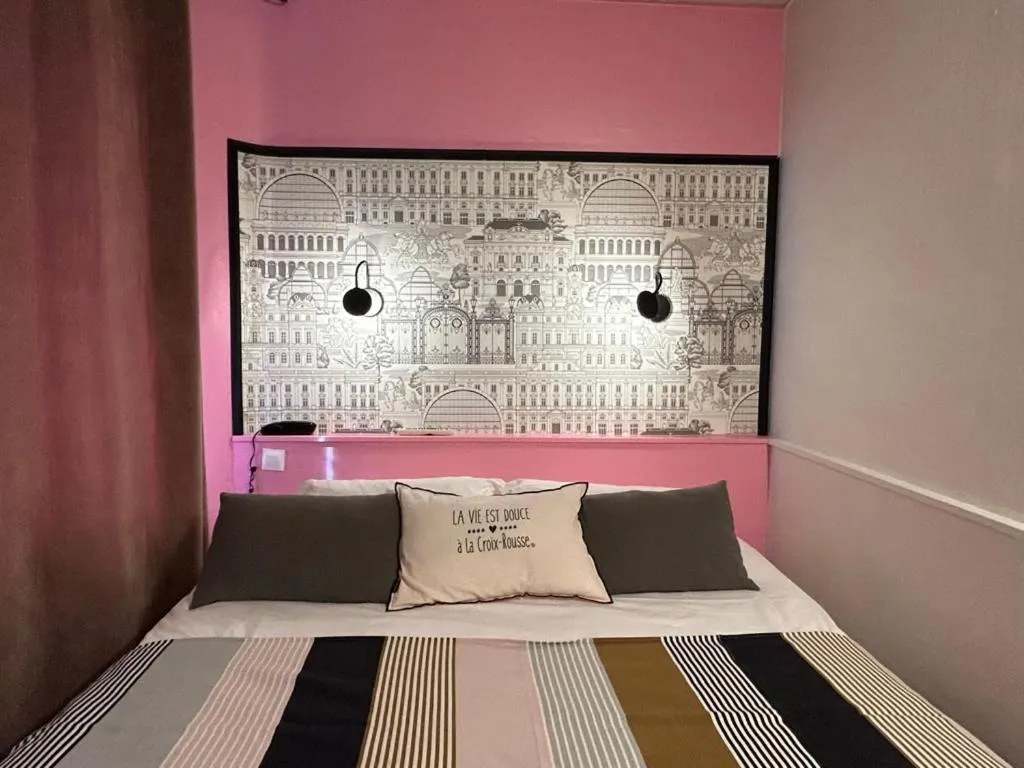 Bed in Hôtel de la Croix-Rousse
