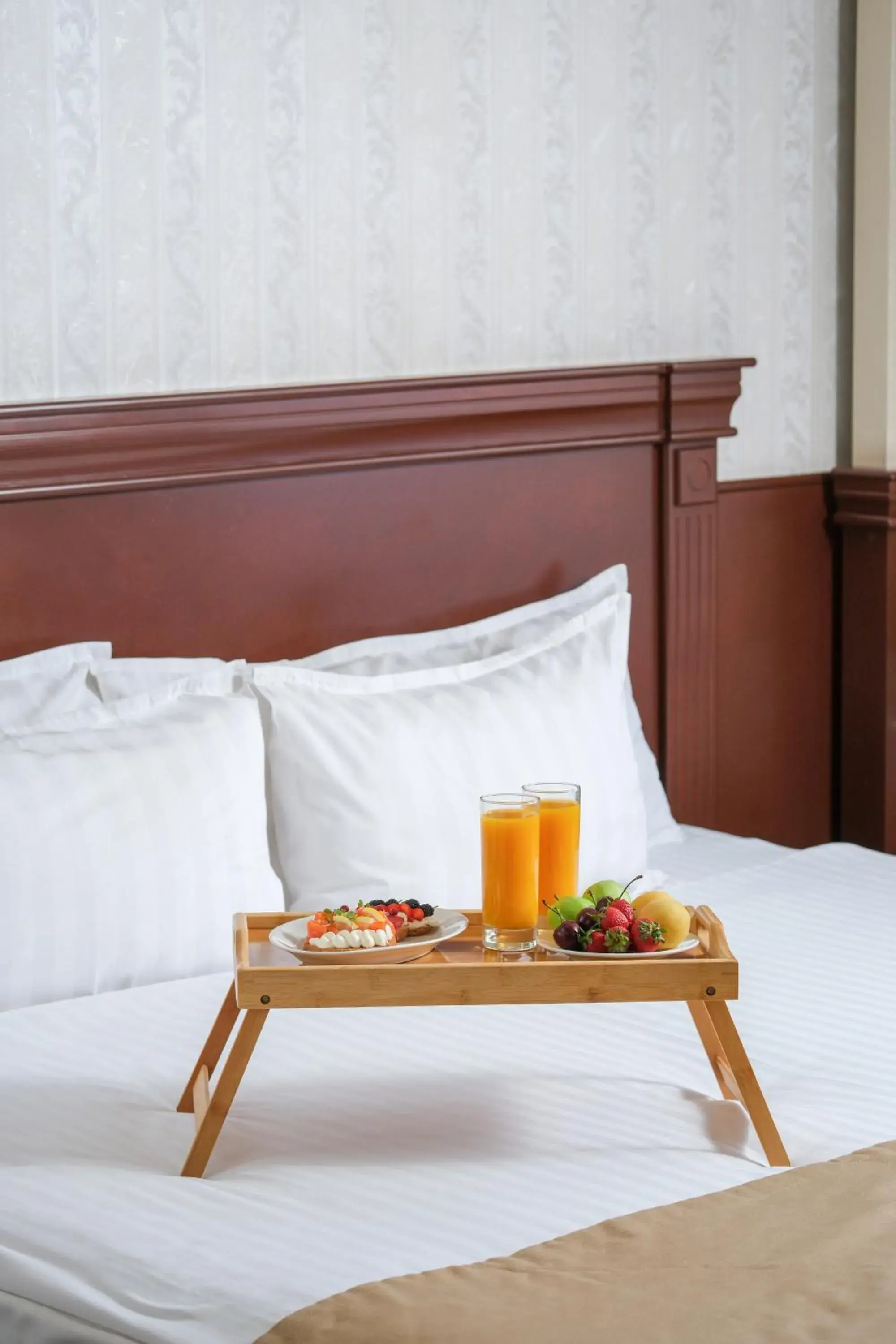 Breakfast, Bed in Central Hotel