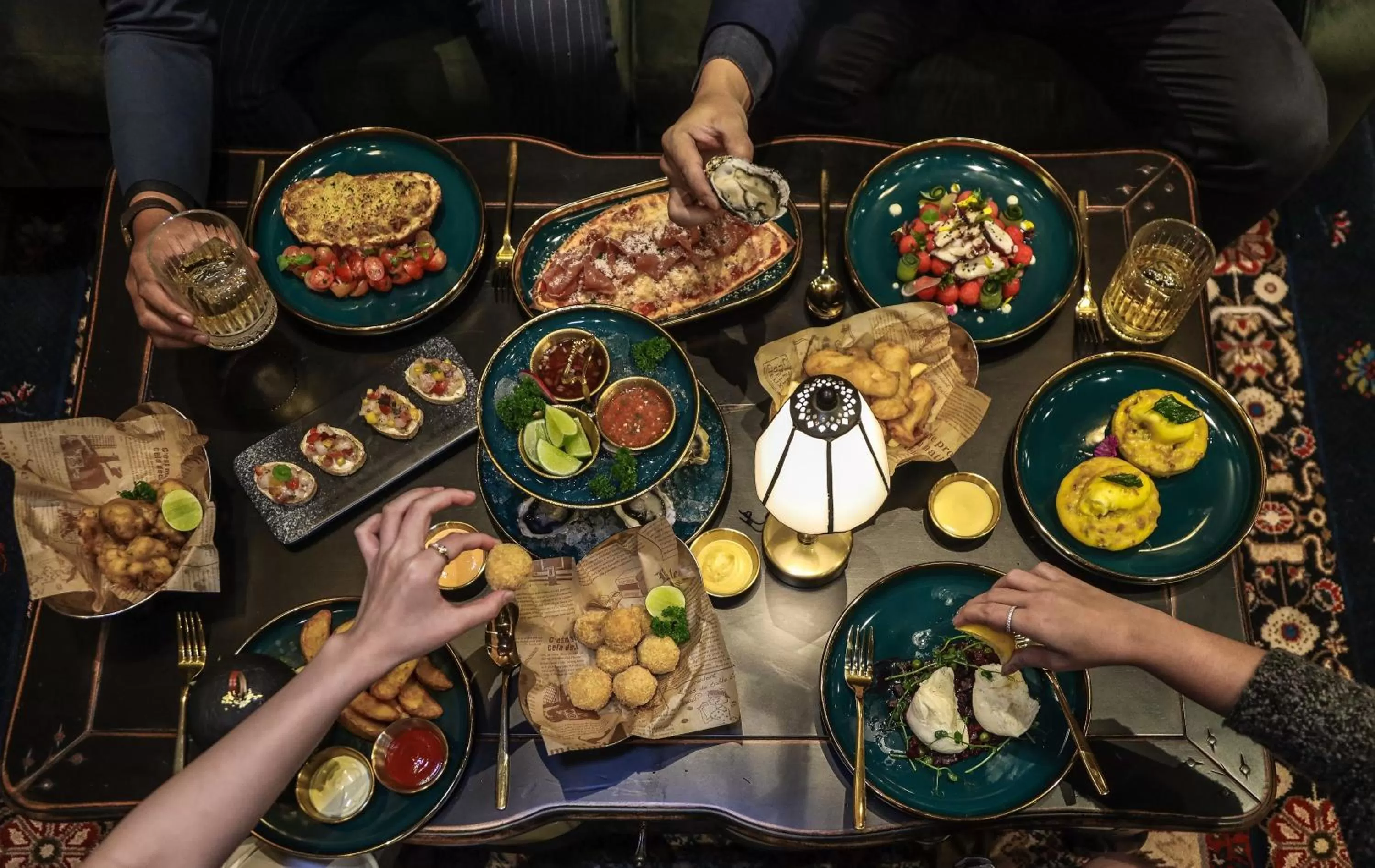 Lounge or bar in The Coach Hotel Sukhumvit - Asok BTS Bangkok