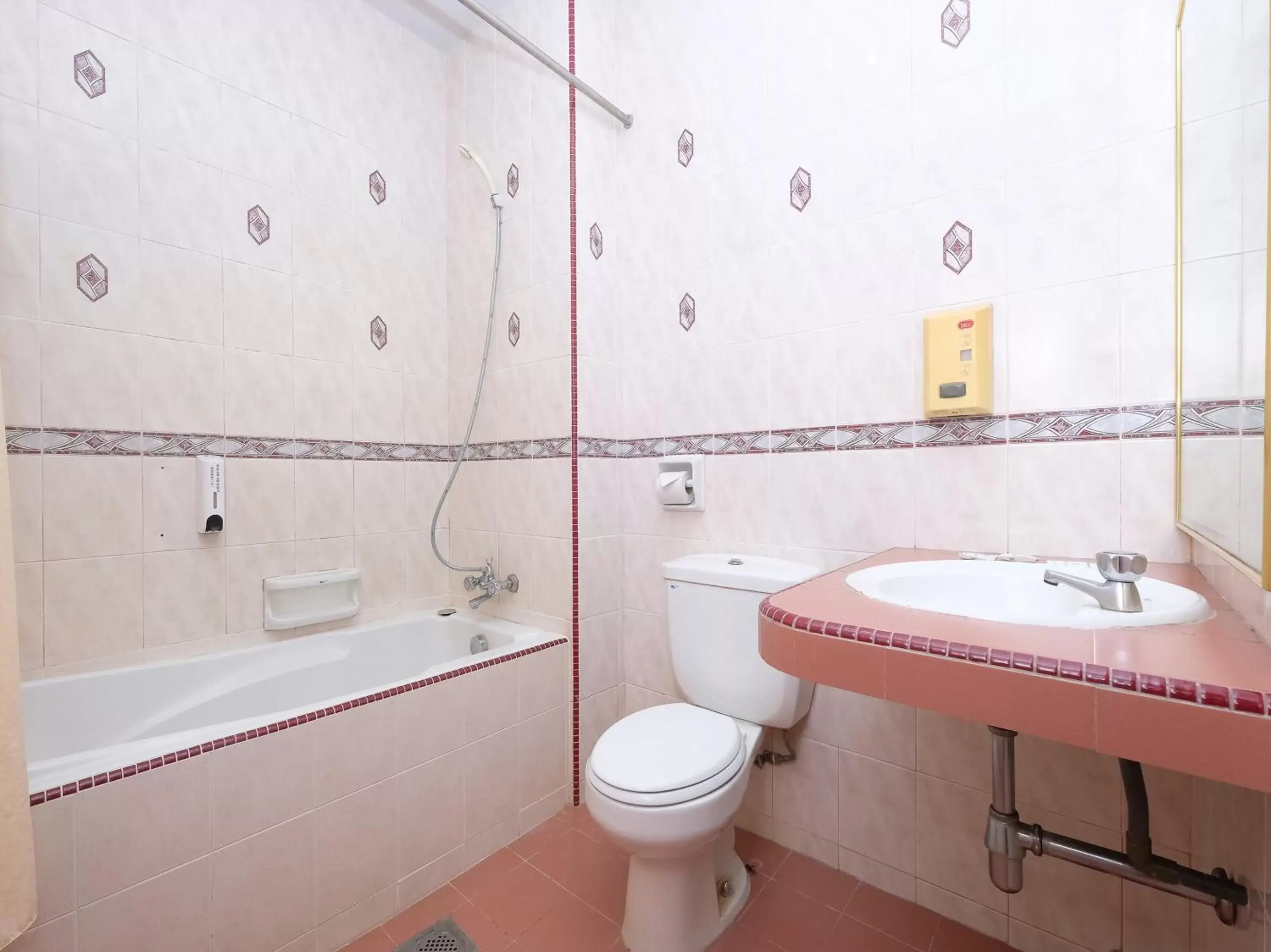 Bathroom in Super OYO 1236 Hotel Green Park