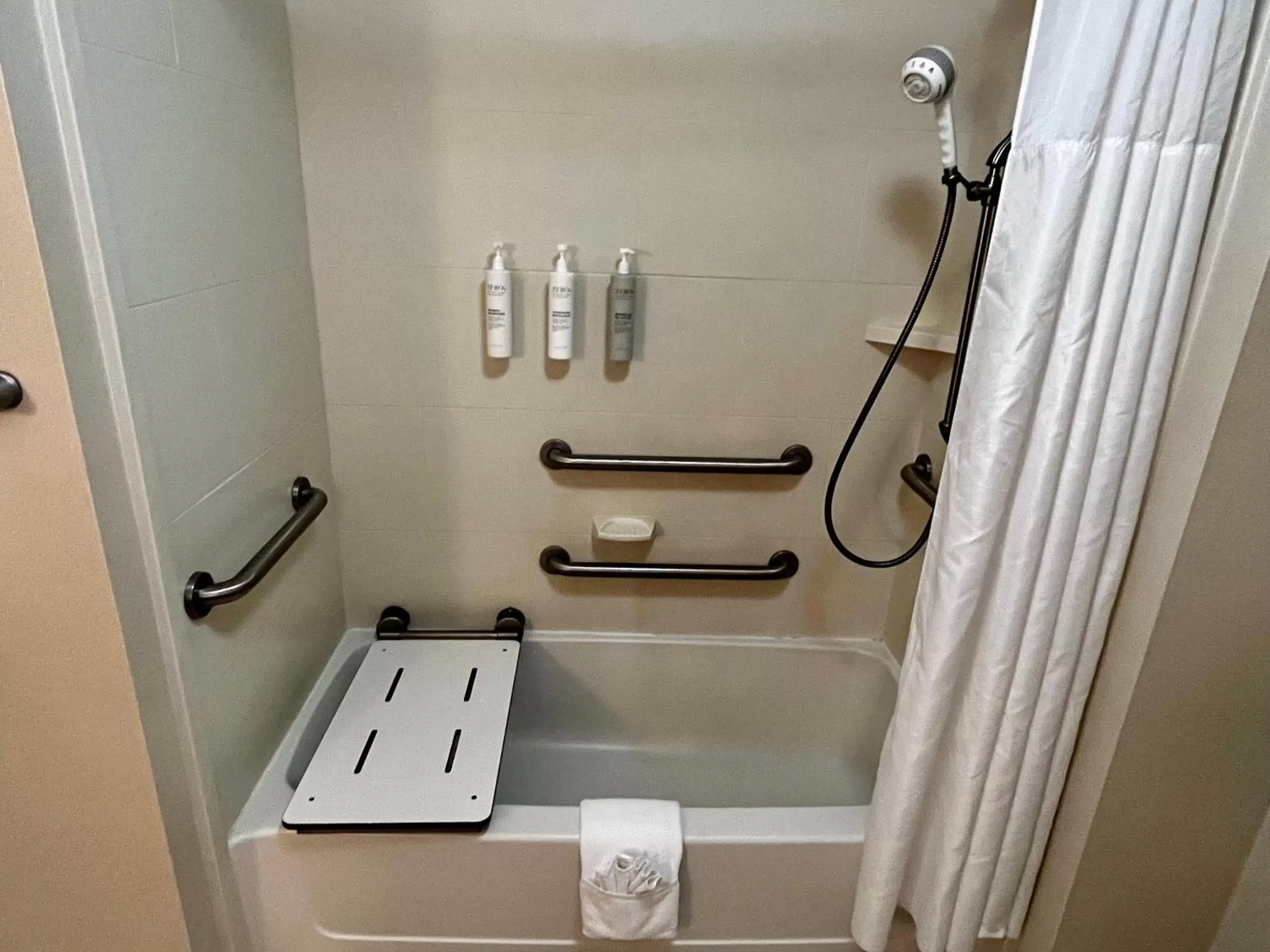 Shower, Bathroom in Hampton Inn Columbus/South-Fort Benning