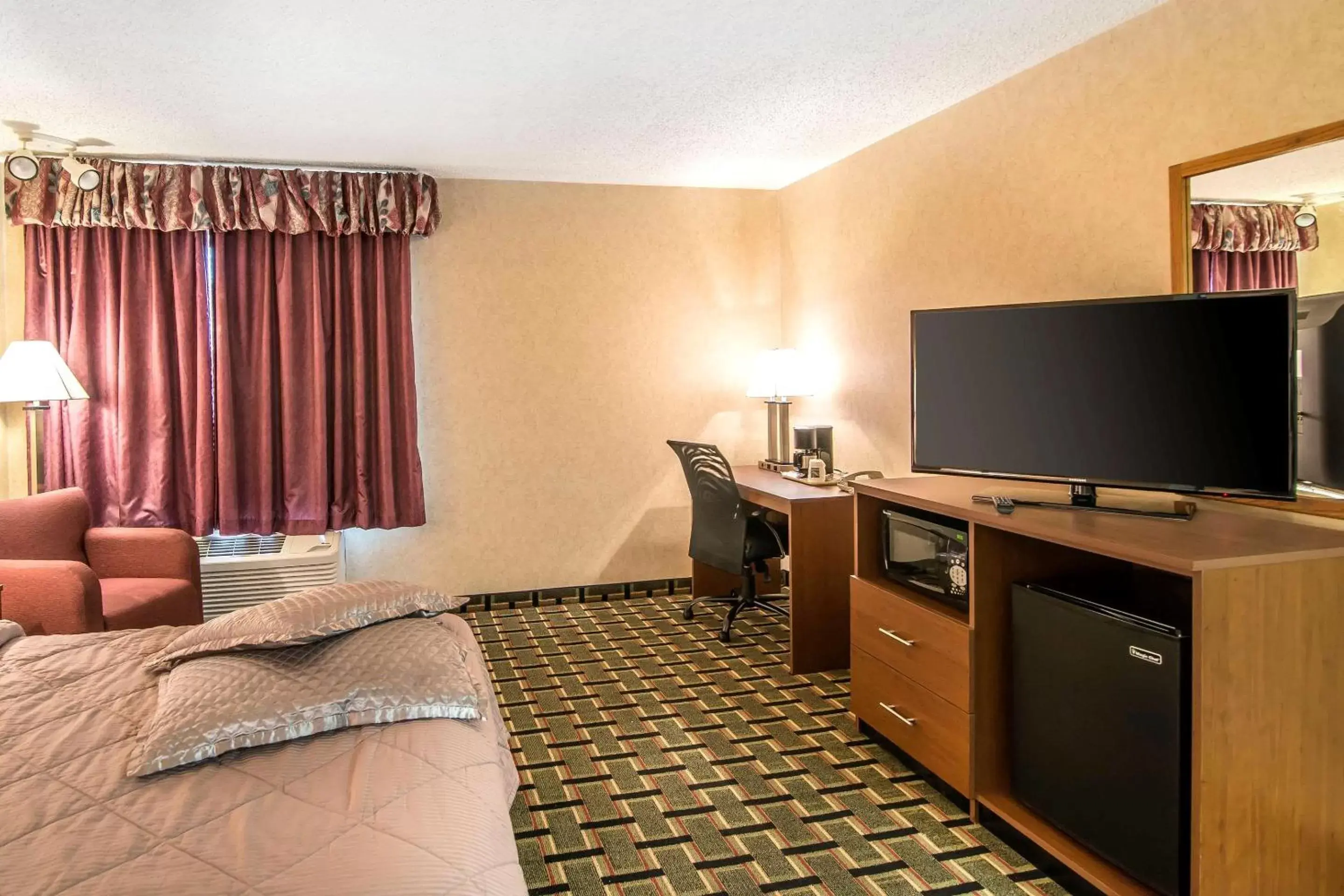 Photo of the whole room, TV/Entertainment Center in Quality Inn Raton