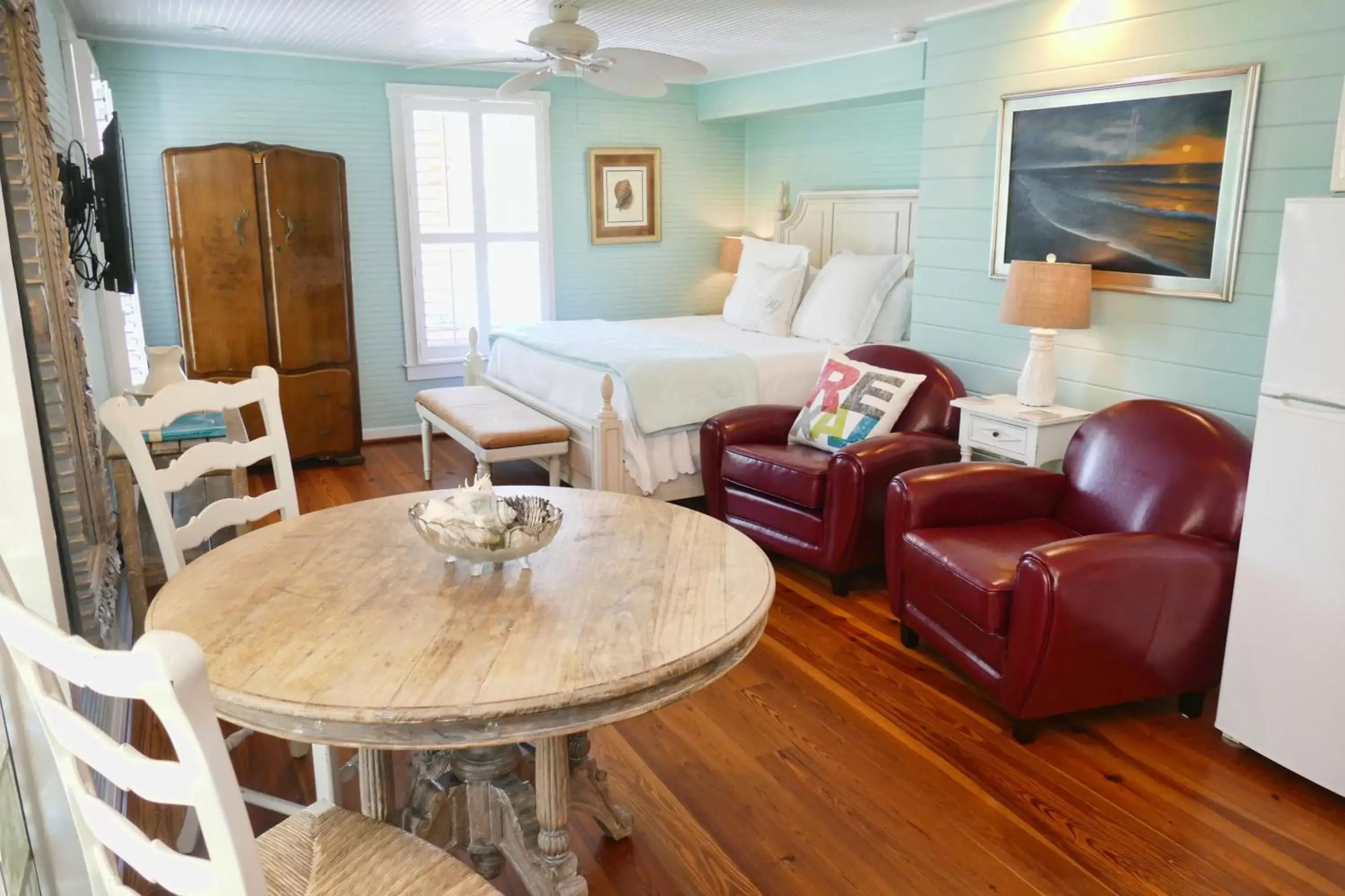 Photo of the whole room, Seating Area in Beachview Inn and Spa