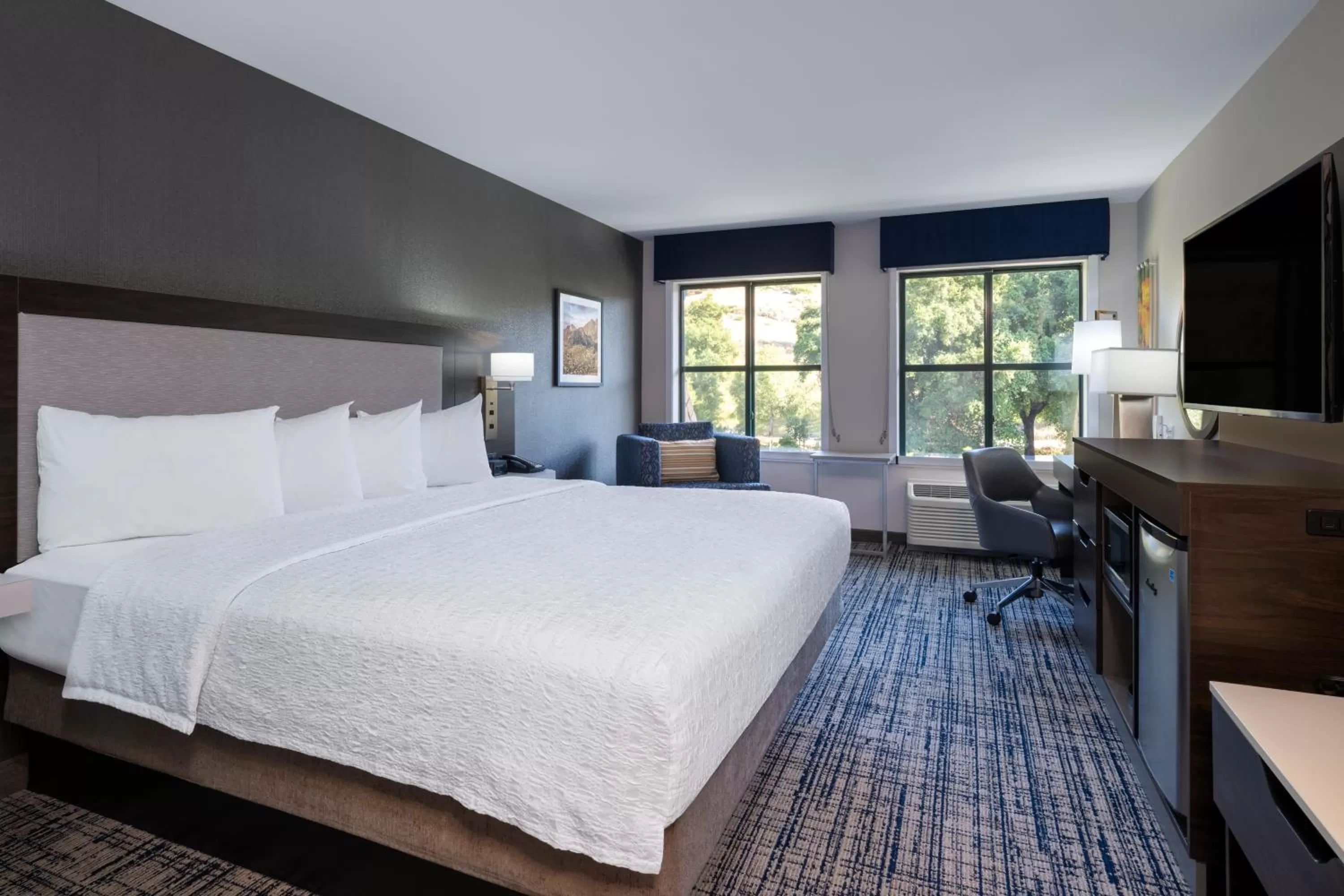 Bed in Hampton Inn & Suites Agoura Hills
