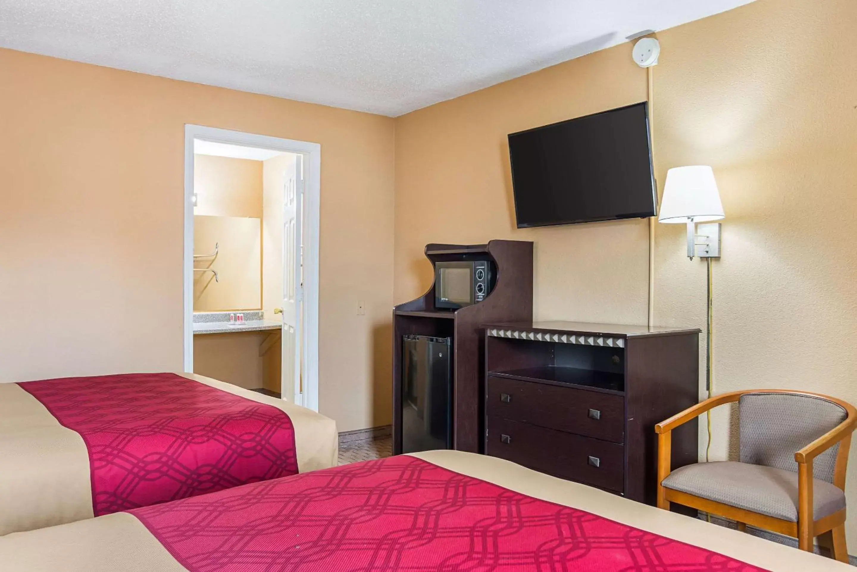 Photo of the whole room, TV/Entertainment Center in Econo Lodge Jacksonville near Little Rock Air Force Base