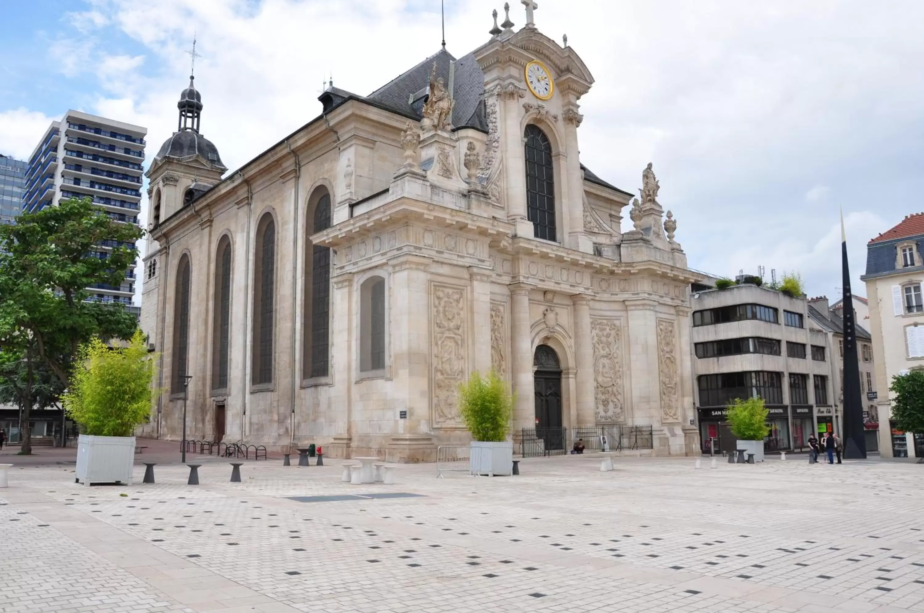 Nearby landmark, Property Building in Hotel Foch Nancy Gare