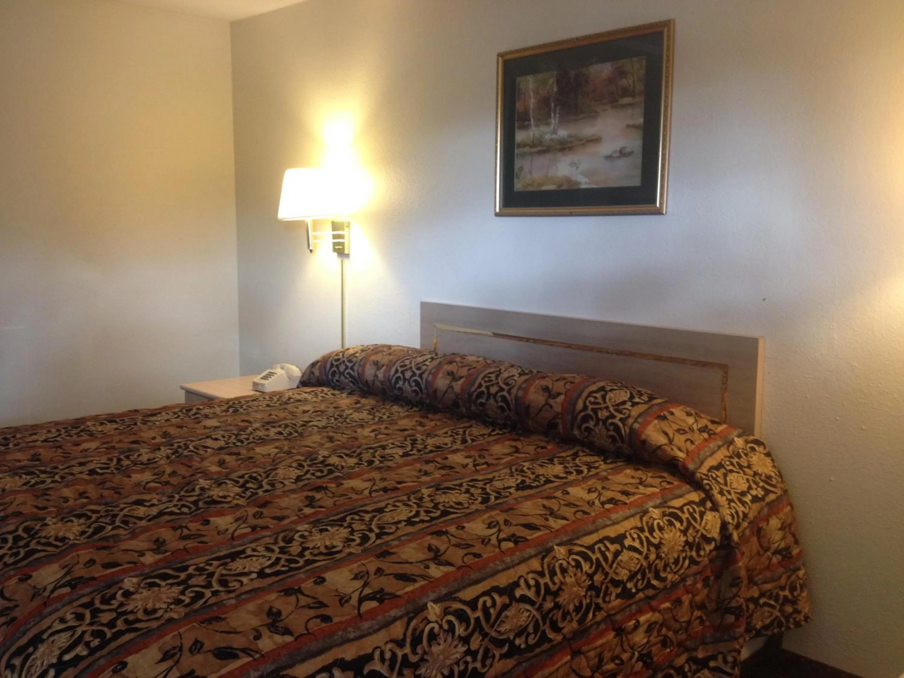 Bed in Battlefield Inn Springfield