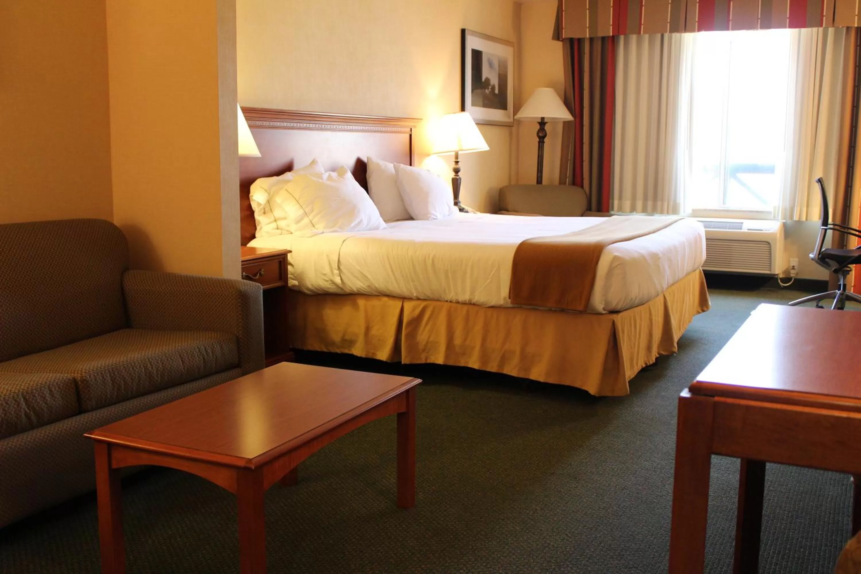 Bed in Holiday Inn Express Tehachapi by IHG