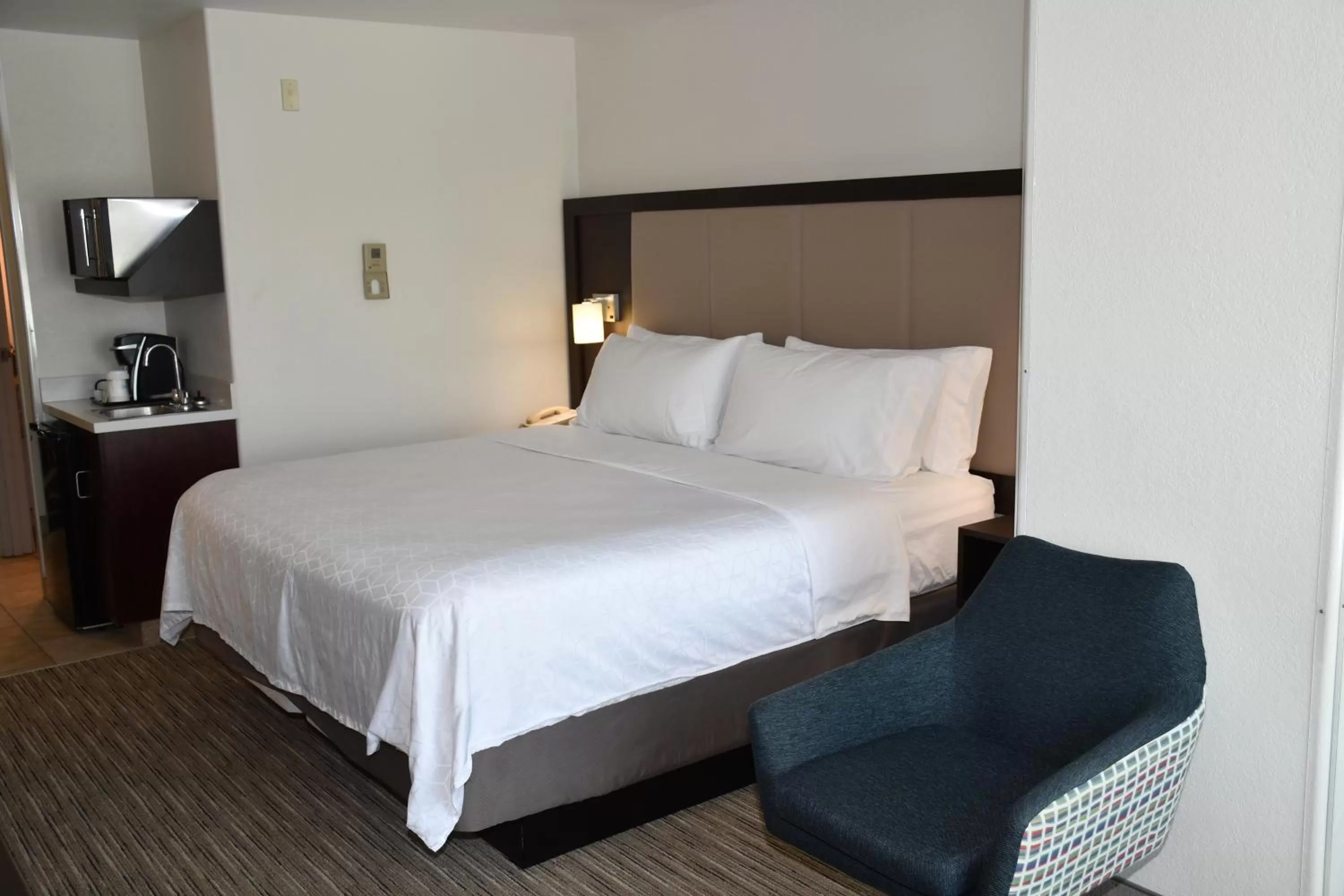 Photo of the whole room, Bed in Holiday Inn Express Hotel & Suites Evanston by IHG