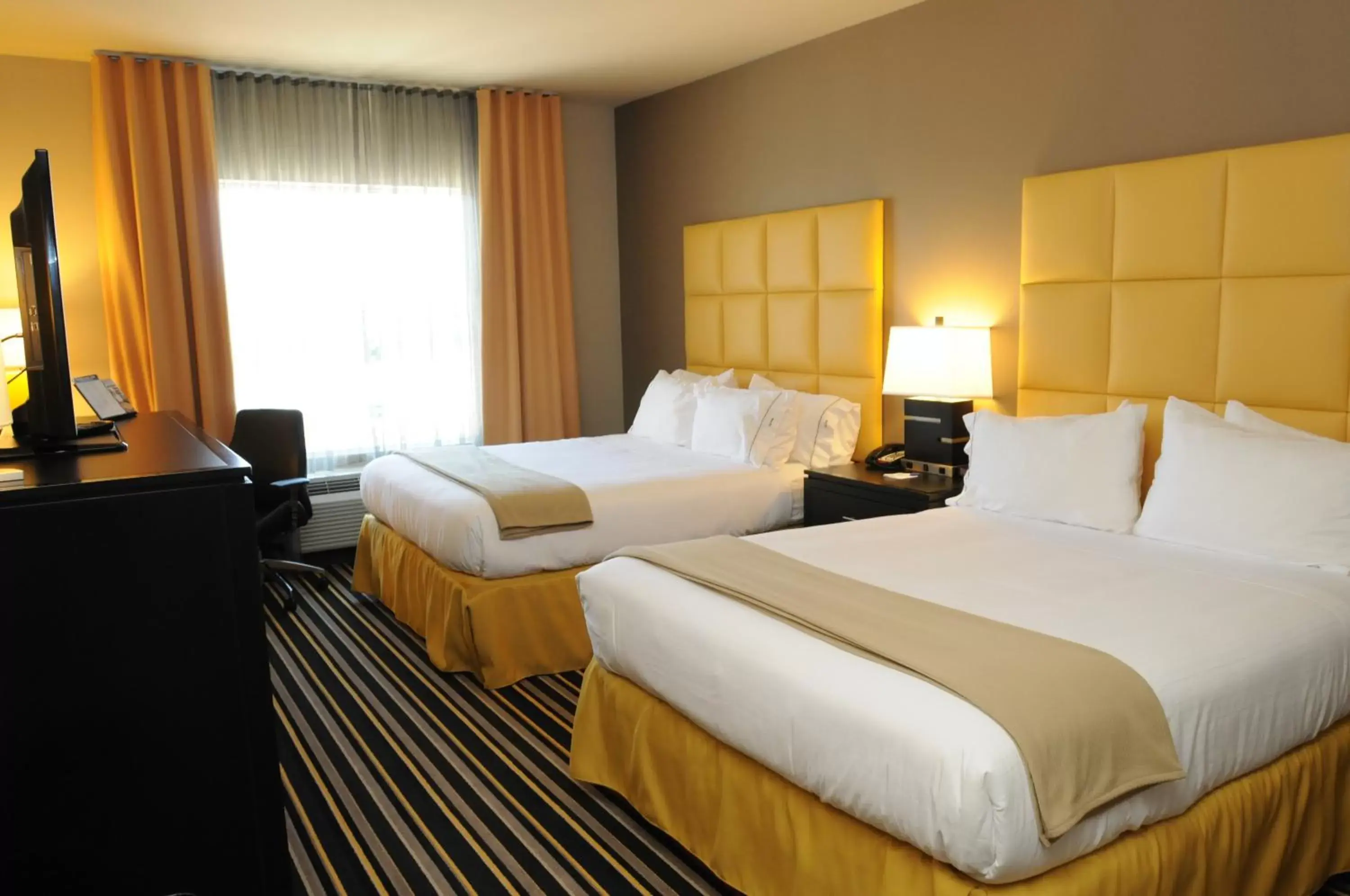 Photo of the whole room, Bed in Holiday Inn Express Covington-Madisonville, an IHG Hotel