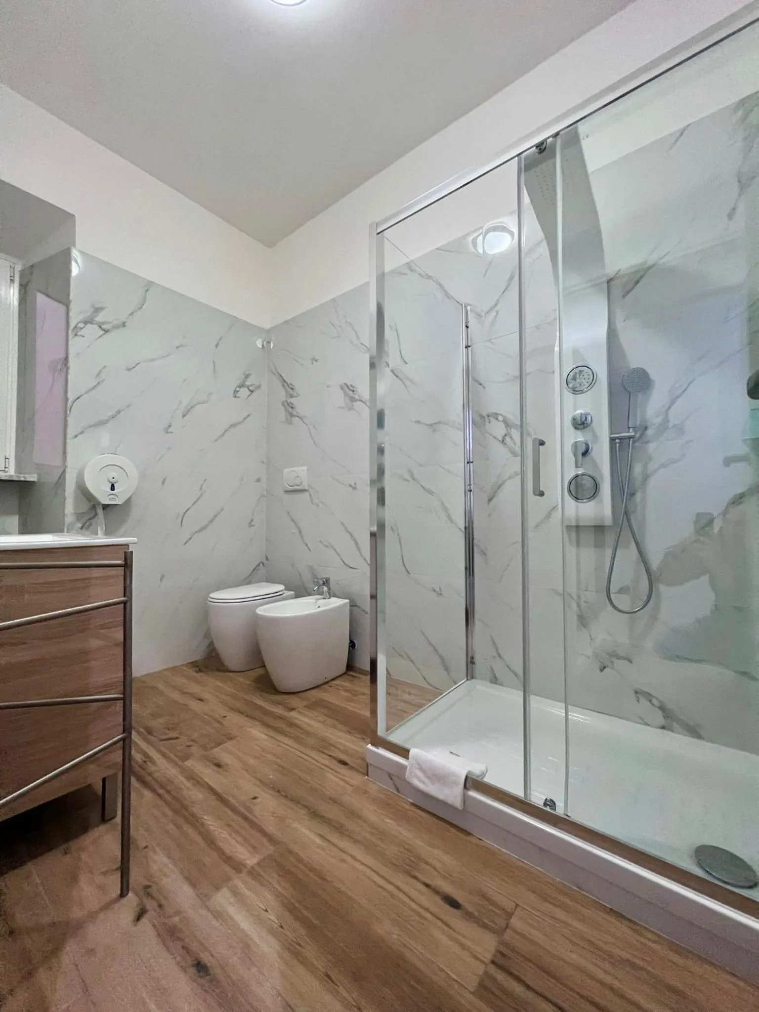 Toilet in The Place In Rome Guest House