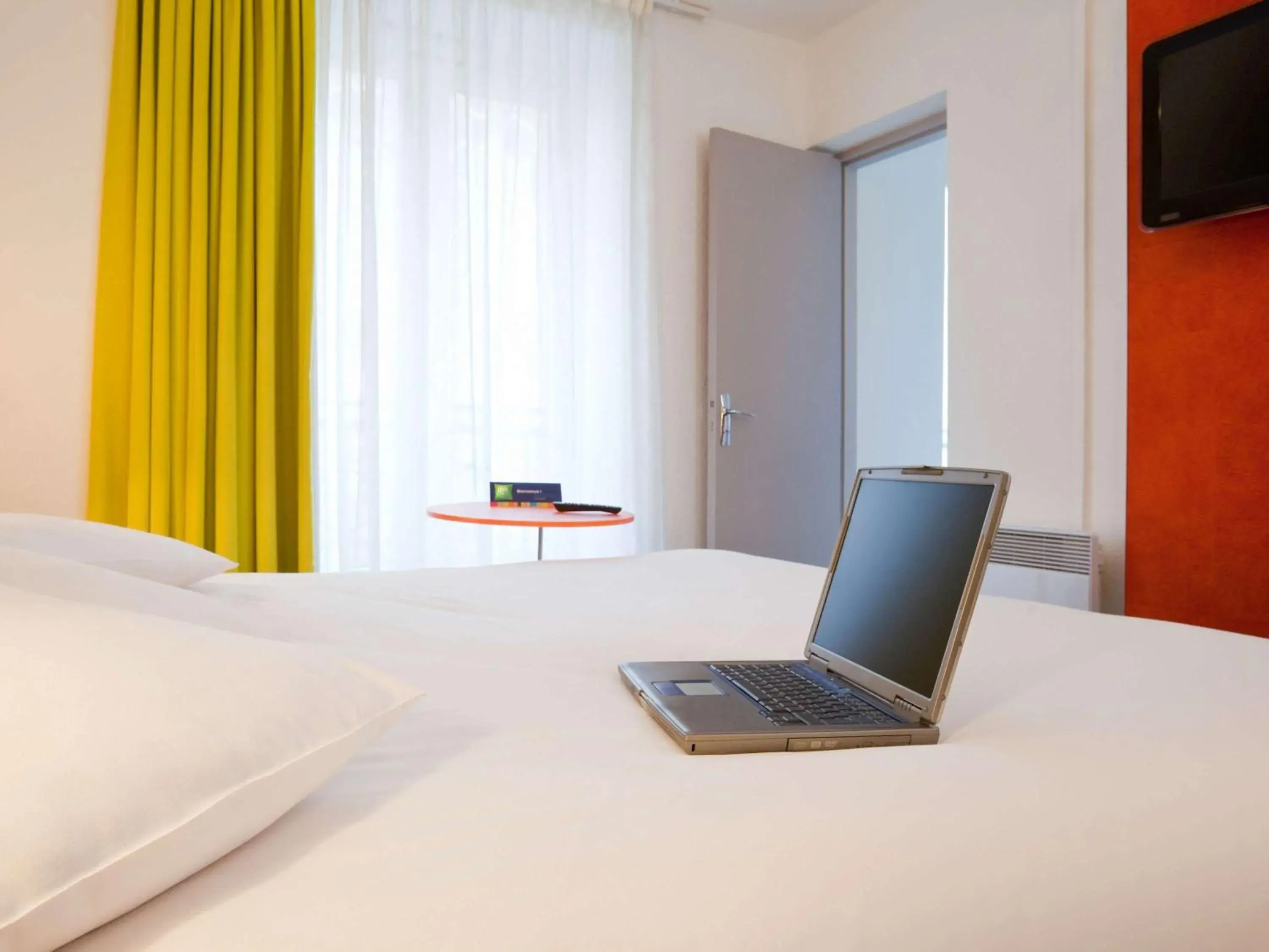 Bedroom, TV/Entertainment Center in Ibis Styles Paris Republique Hotel
