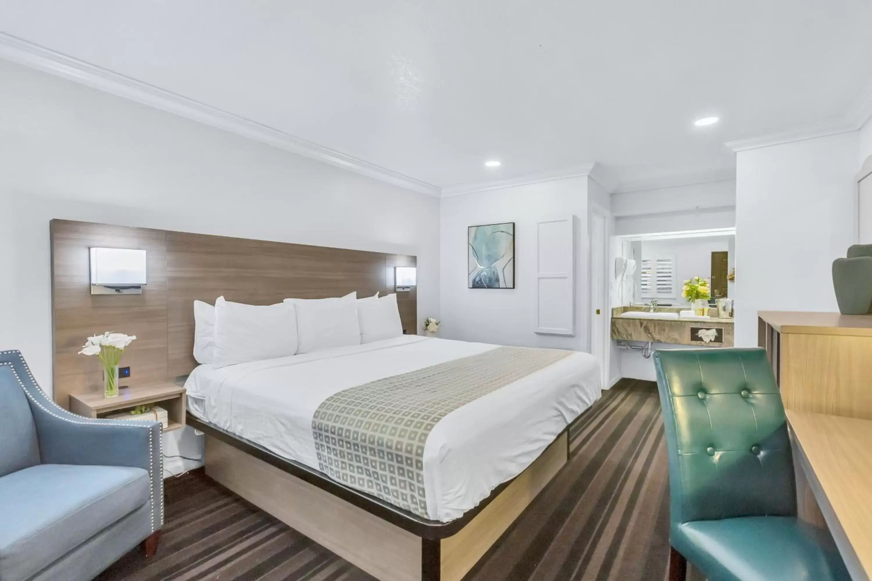 Bedroom in Napa Valley Hotel & Suites