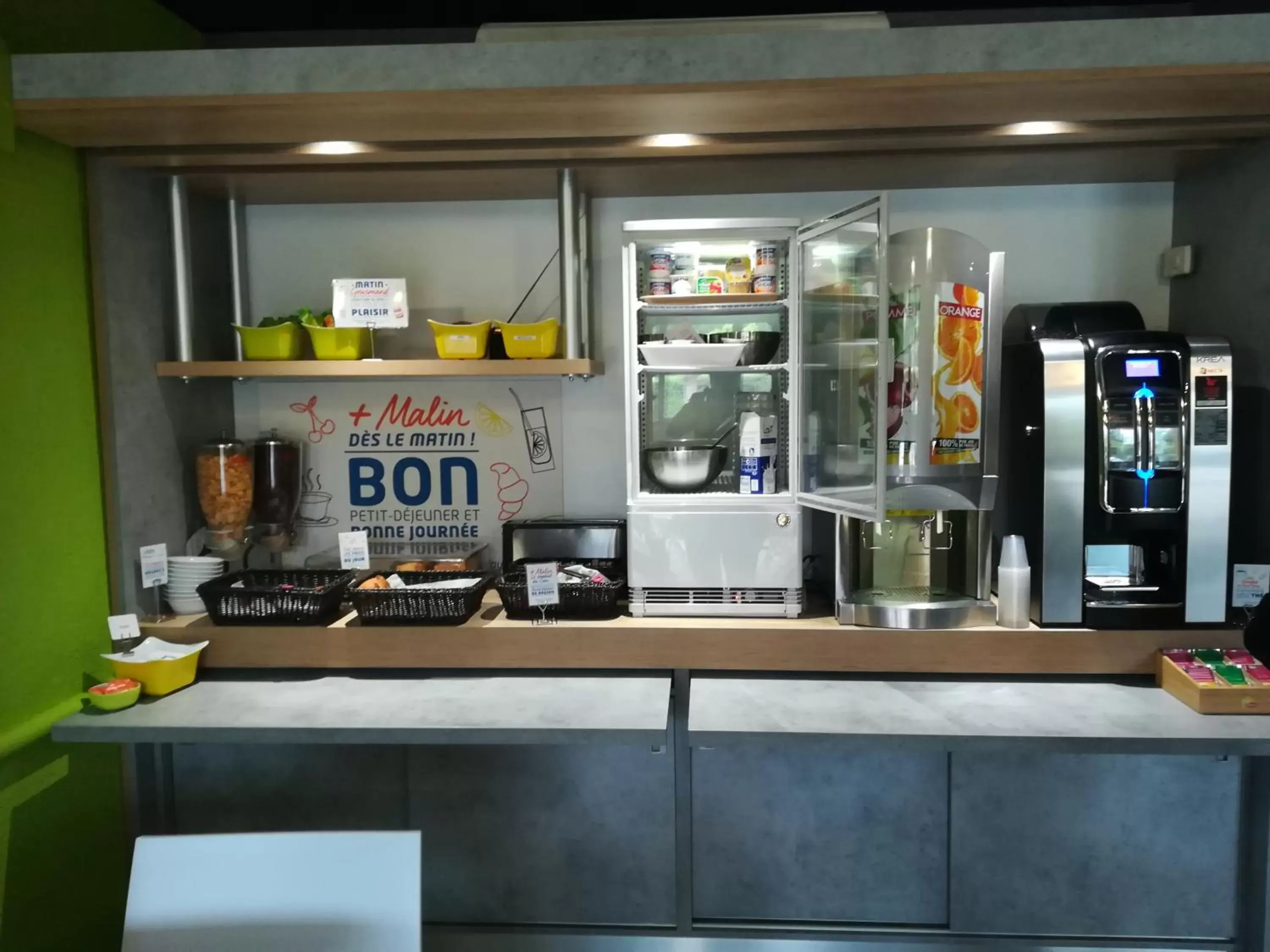 Food and drinks in ibis budget Nimes Caissargues