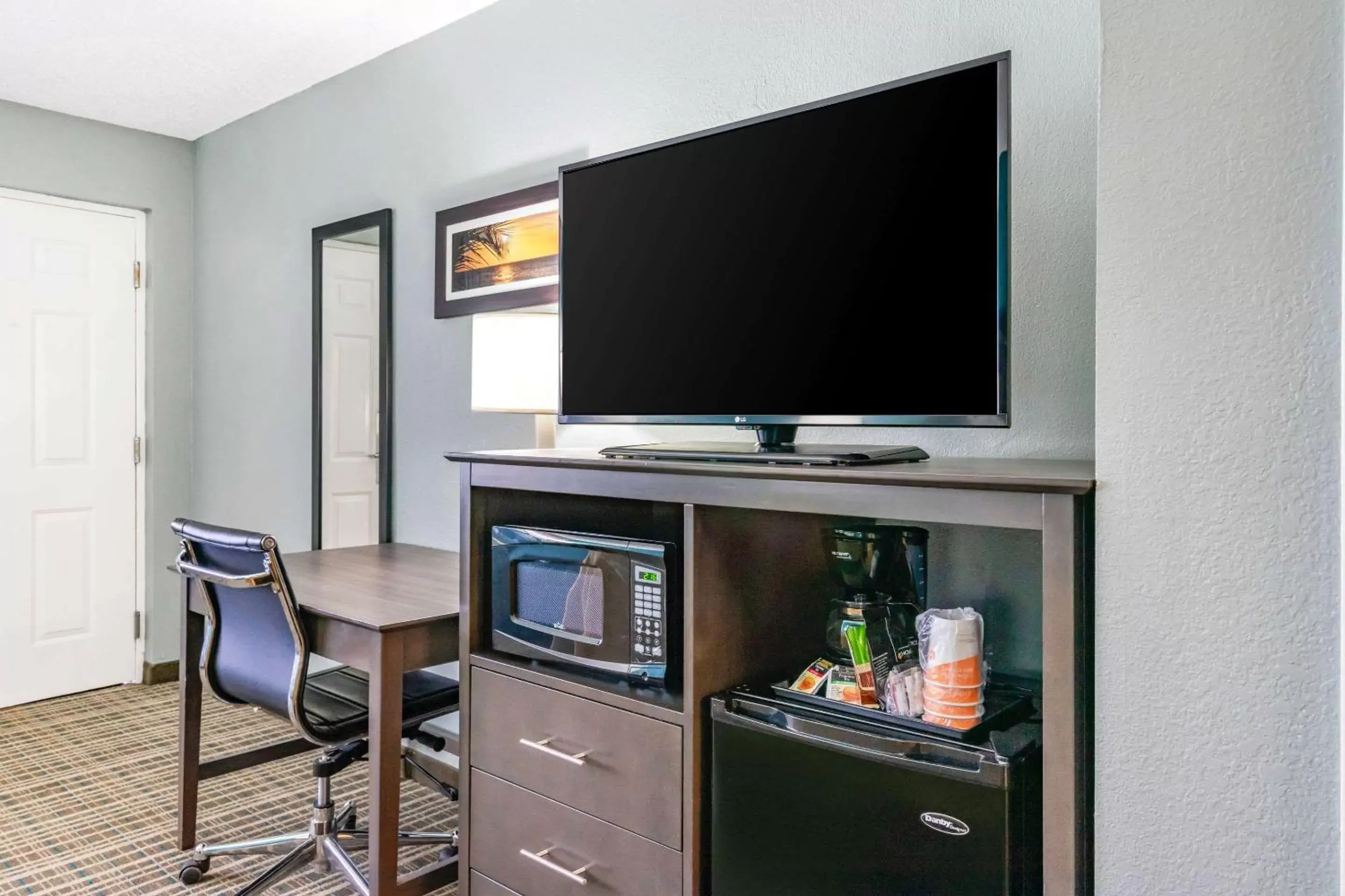 Photo of the whole room, TV/Entertainment Center in Comfort Inn Sun City Center-Tampa South