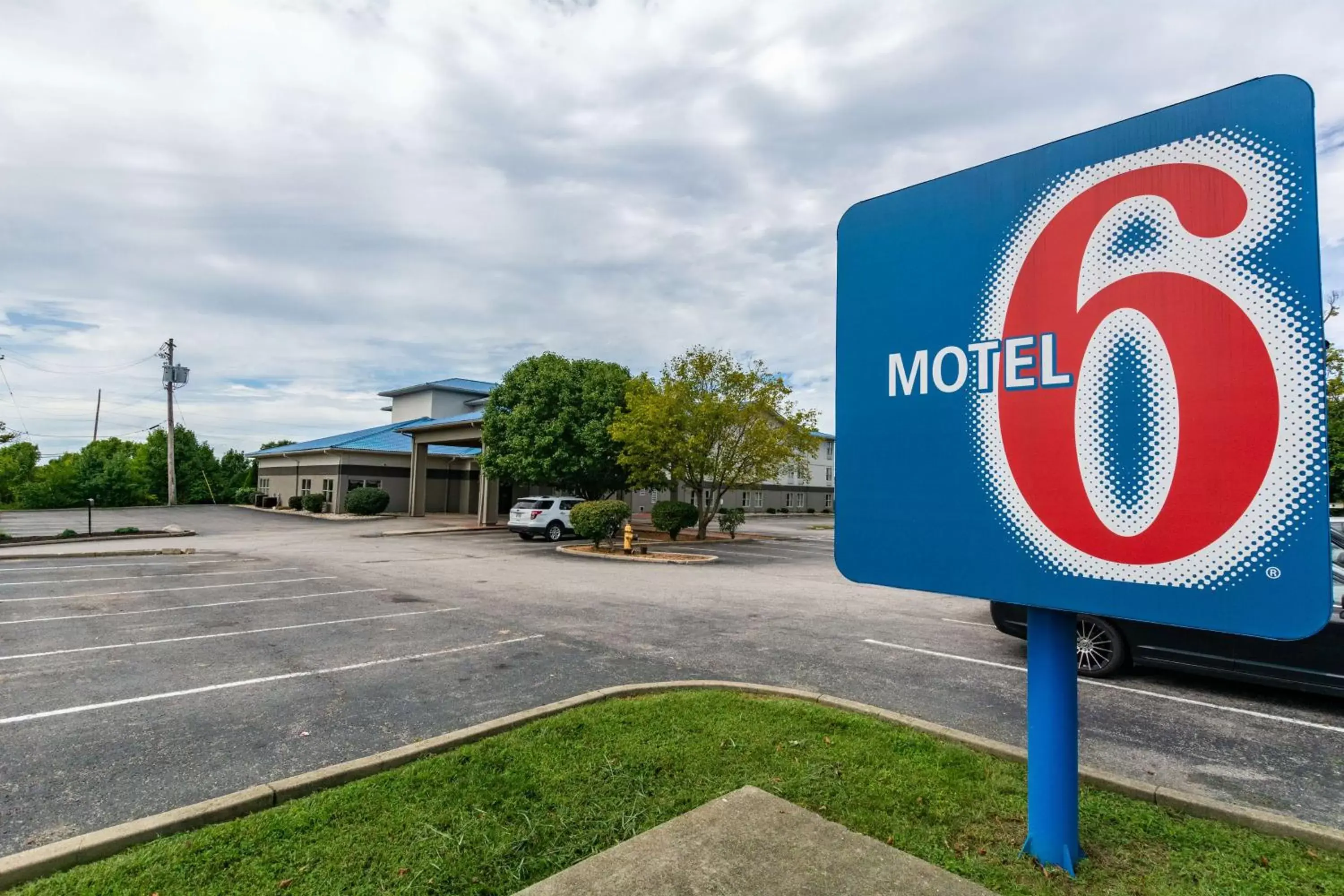 Property building in Motel 6 Walton, KY - Richwood - Cincinnati Airport South