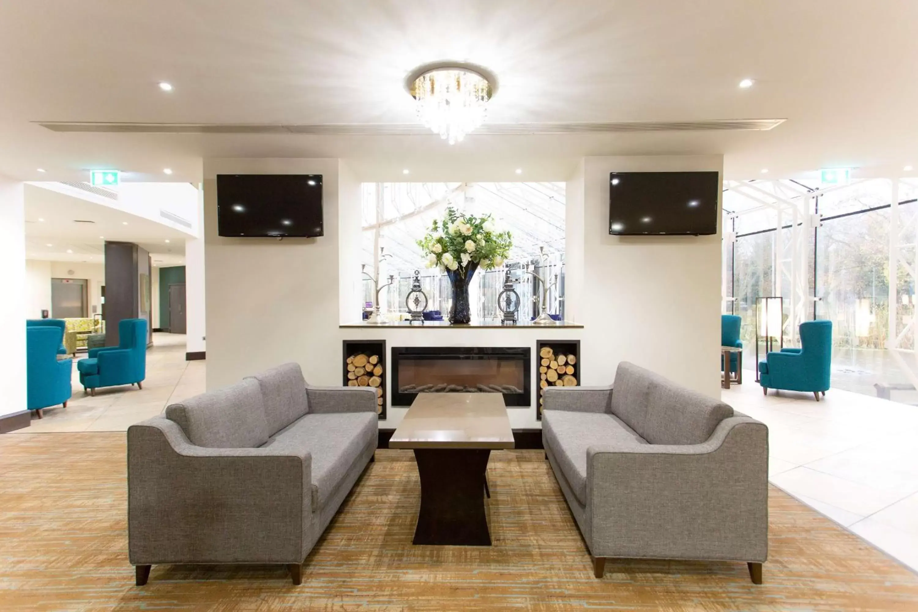 Lounge or bar, Seating Area in DoubleTree by Hilton Hotel Nottingham - Gateway