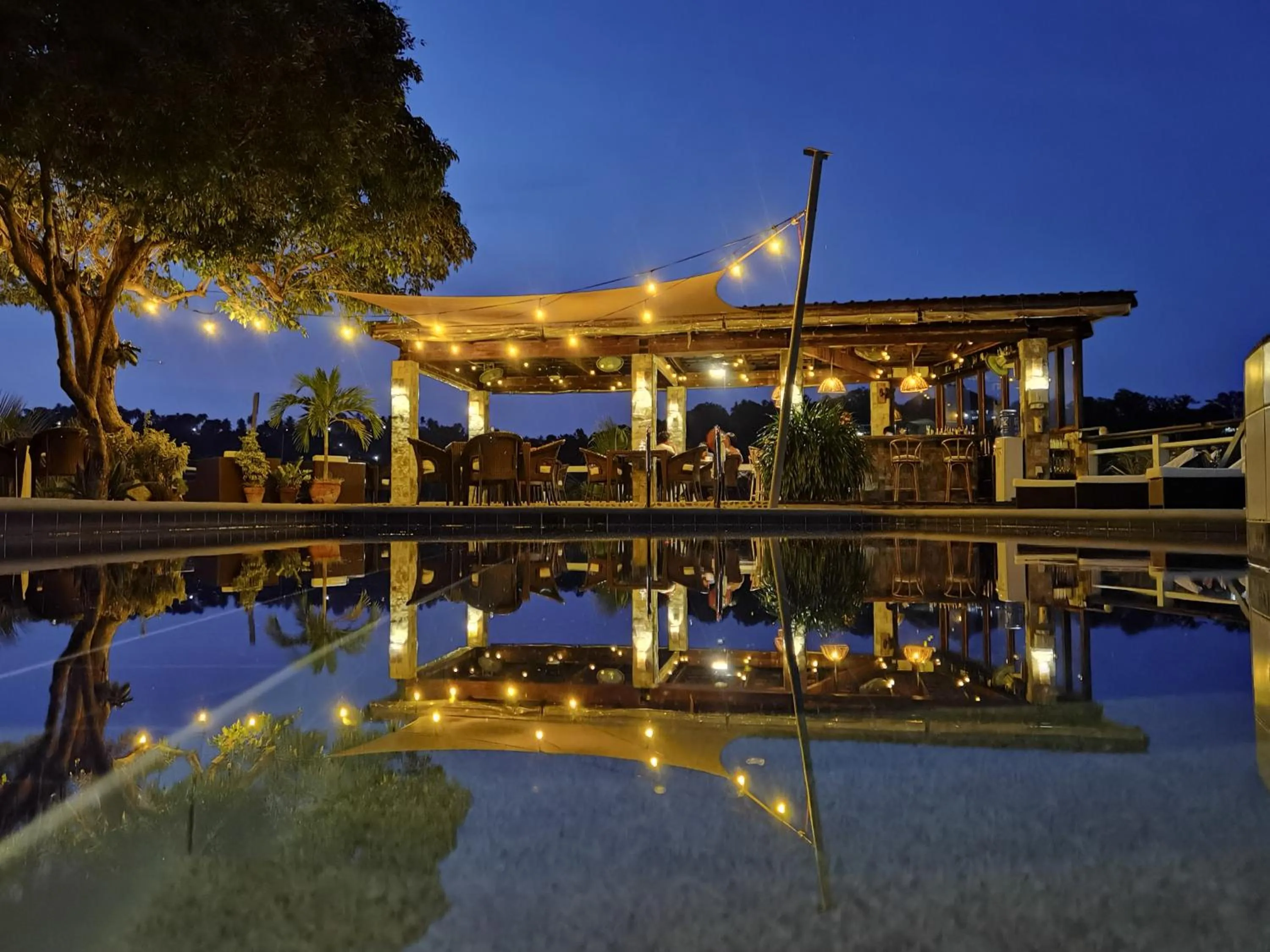 Restaurant/places to eat in Edgewater Dive & Spa Resort