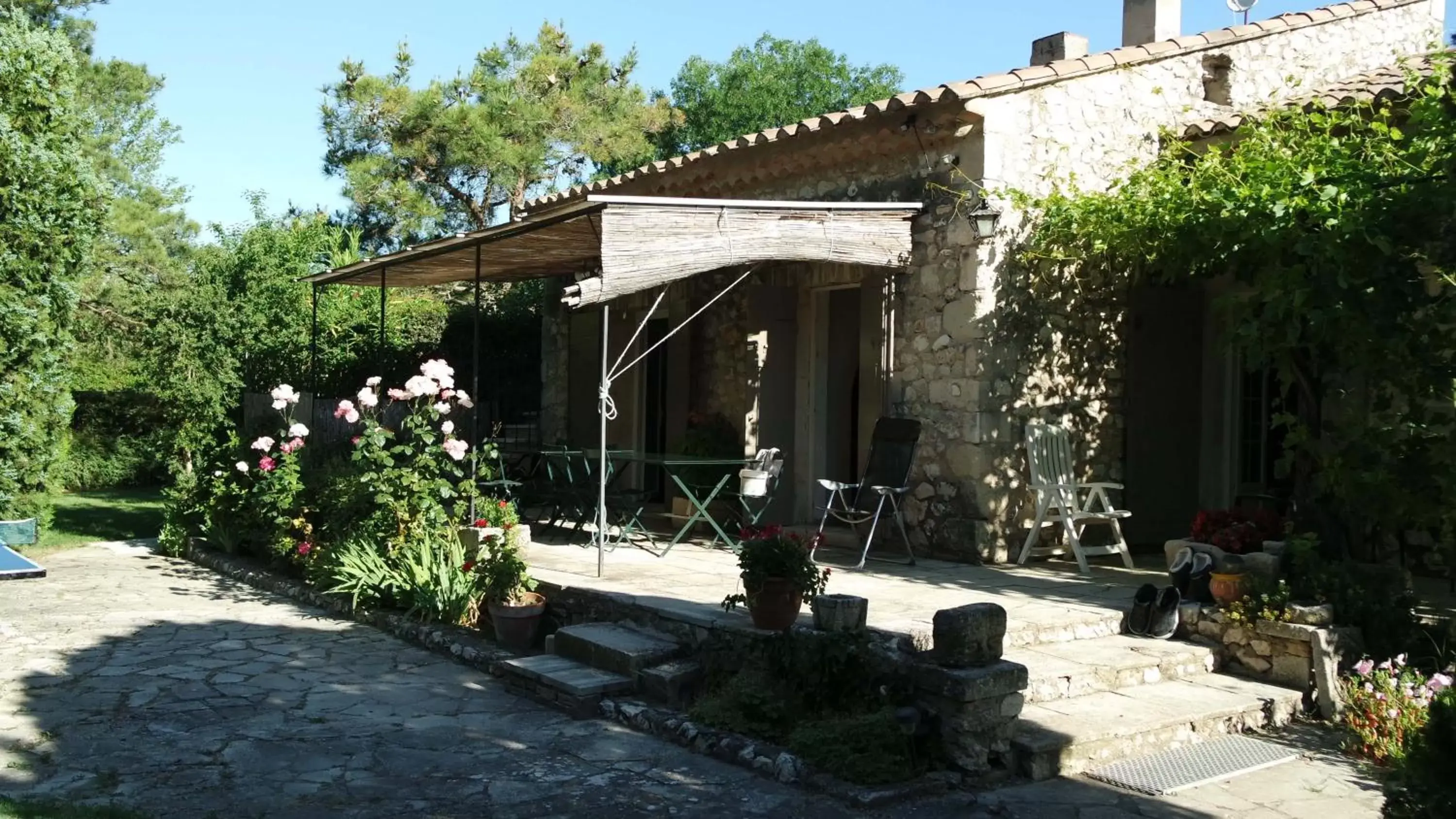 Patio, Property Building in Mas Grimaud - Gîte- Studio et chambres d'hôtes familiales