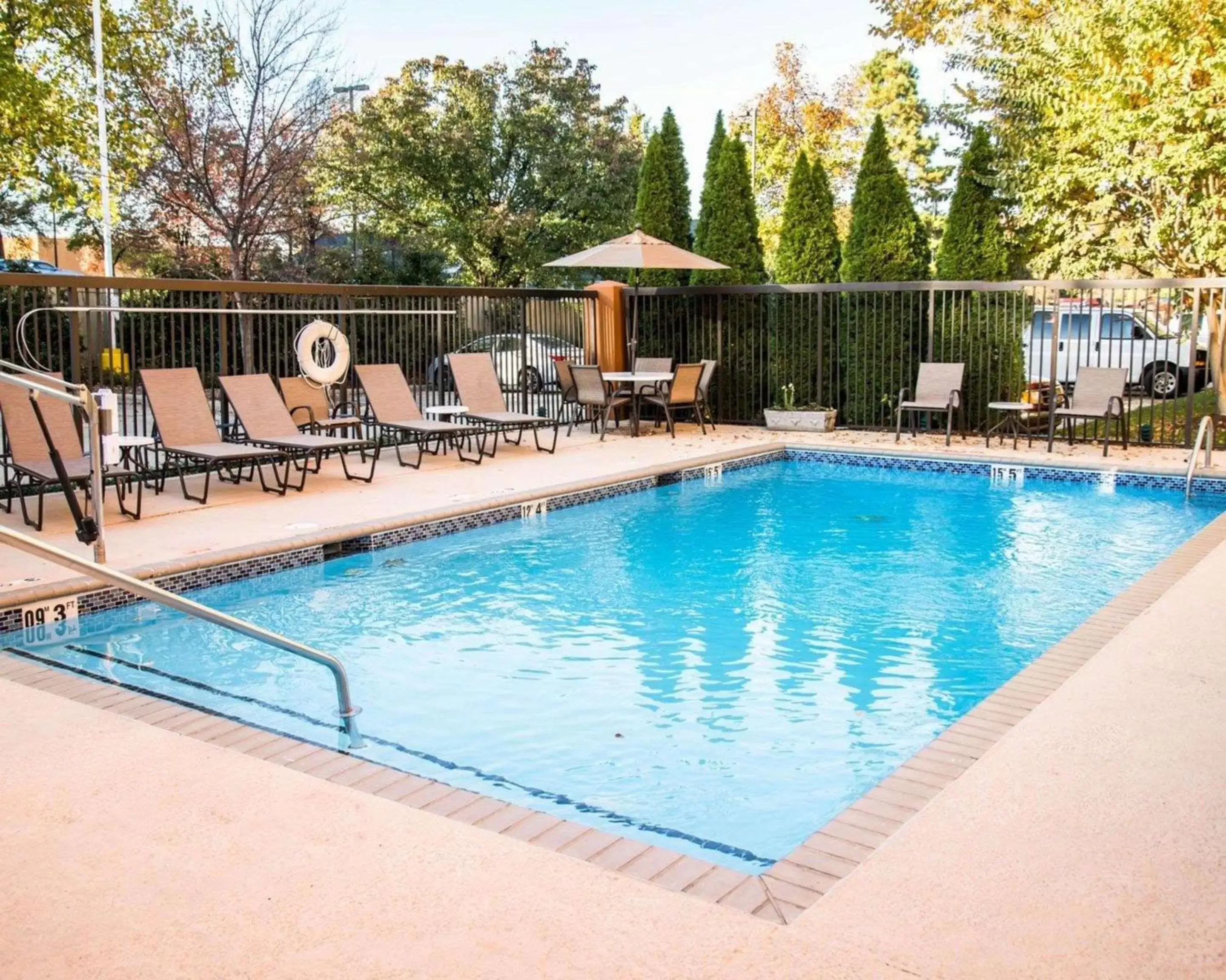 Swimming pool in Sleep Inn University Place Swimming pool in Sleep Inn University Place