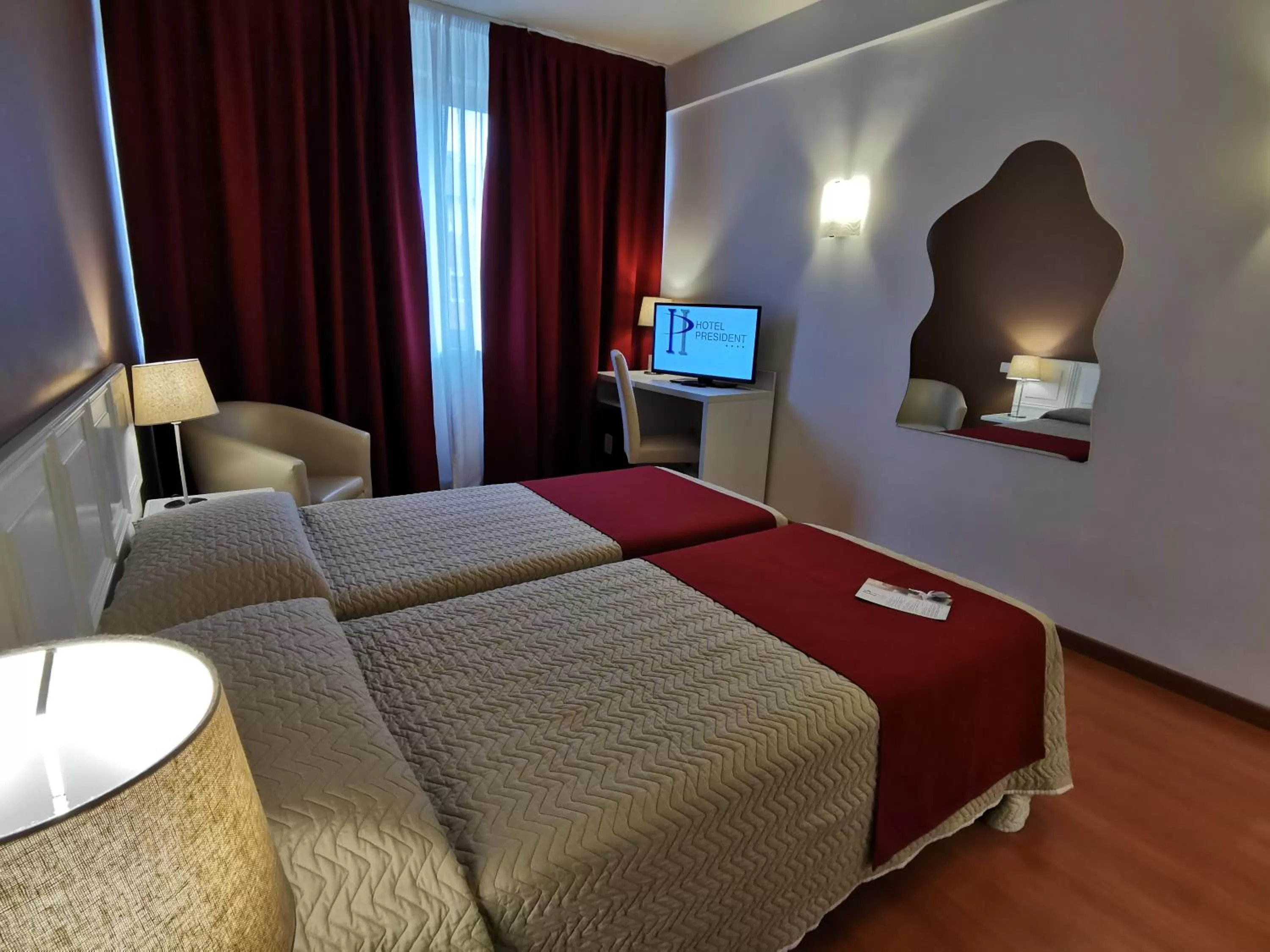 Bedroom, Bed in Hotel President