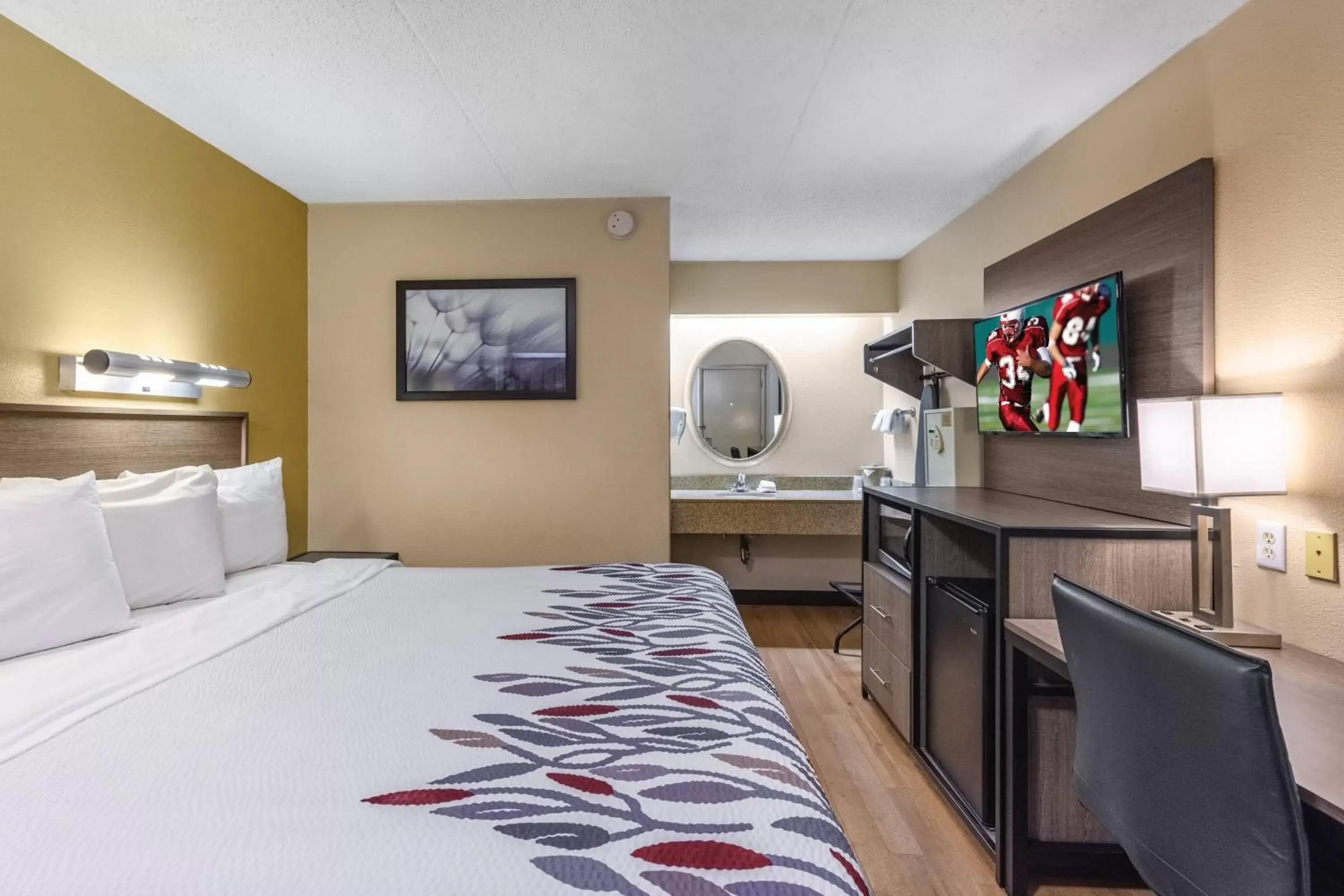 Photo of the whole room, Bed in Red Roof Inn Kalamazoo West - Western Michigan U Photo of the whole room, Bed in Red Roof Inn Kalamazoo West - Western Michigan U