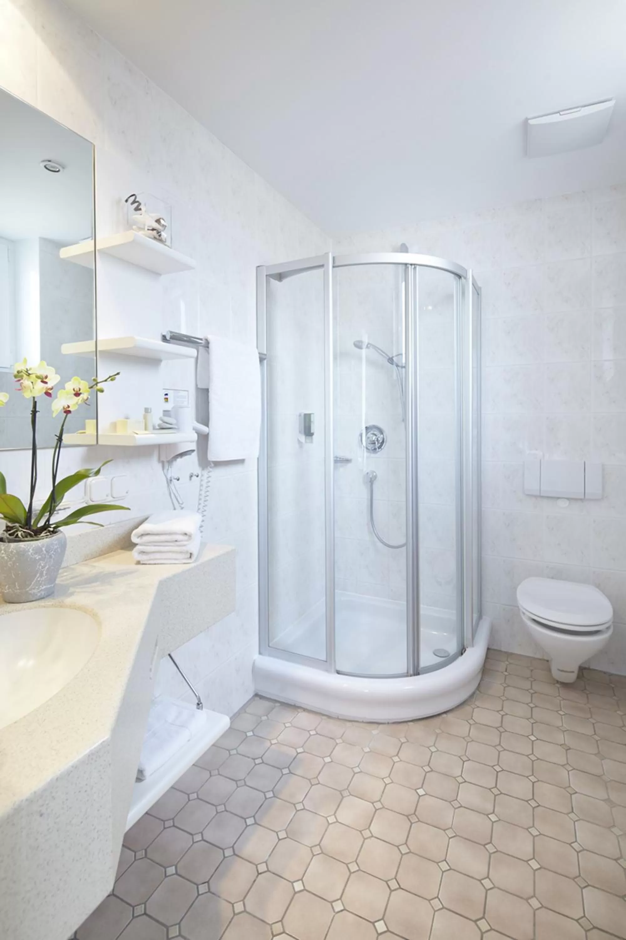 Bathroom in Hotel Ancora Timmendorfer Strand, Pool inklusive