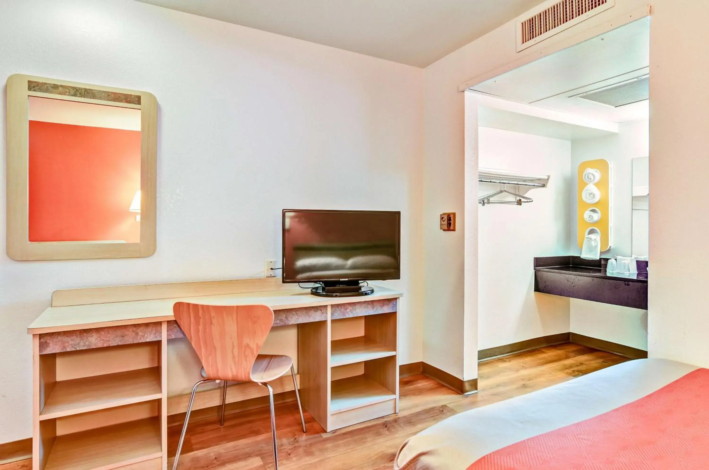 TV and multimedia, TV/Entertainment Center in Motel 6-Pittsburgh, PA - Crafton