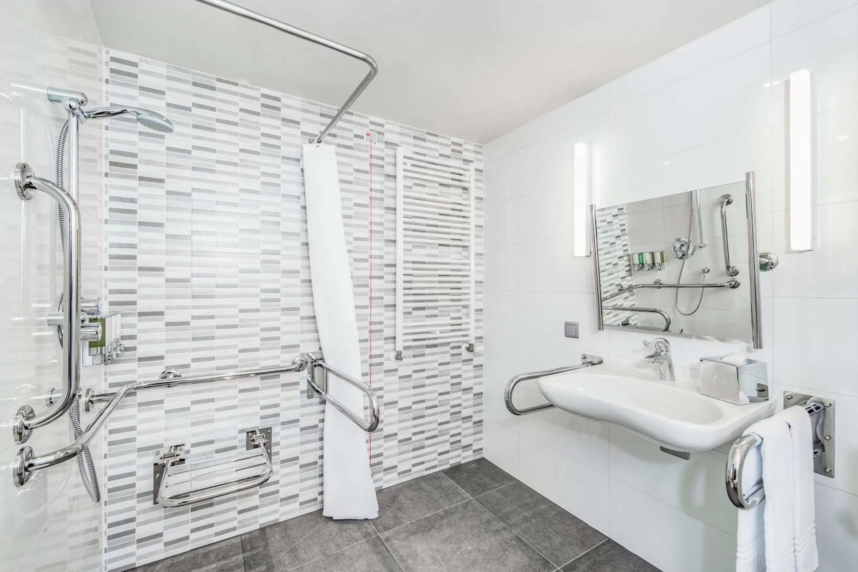 Bathroom in Hampton by Hilton Oswiecim