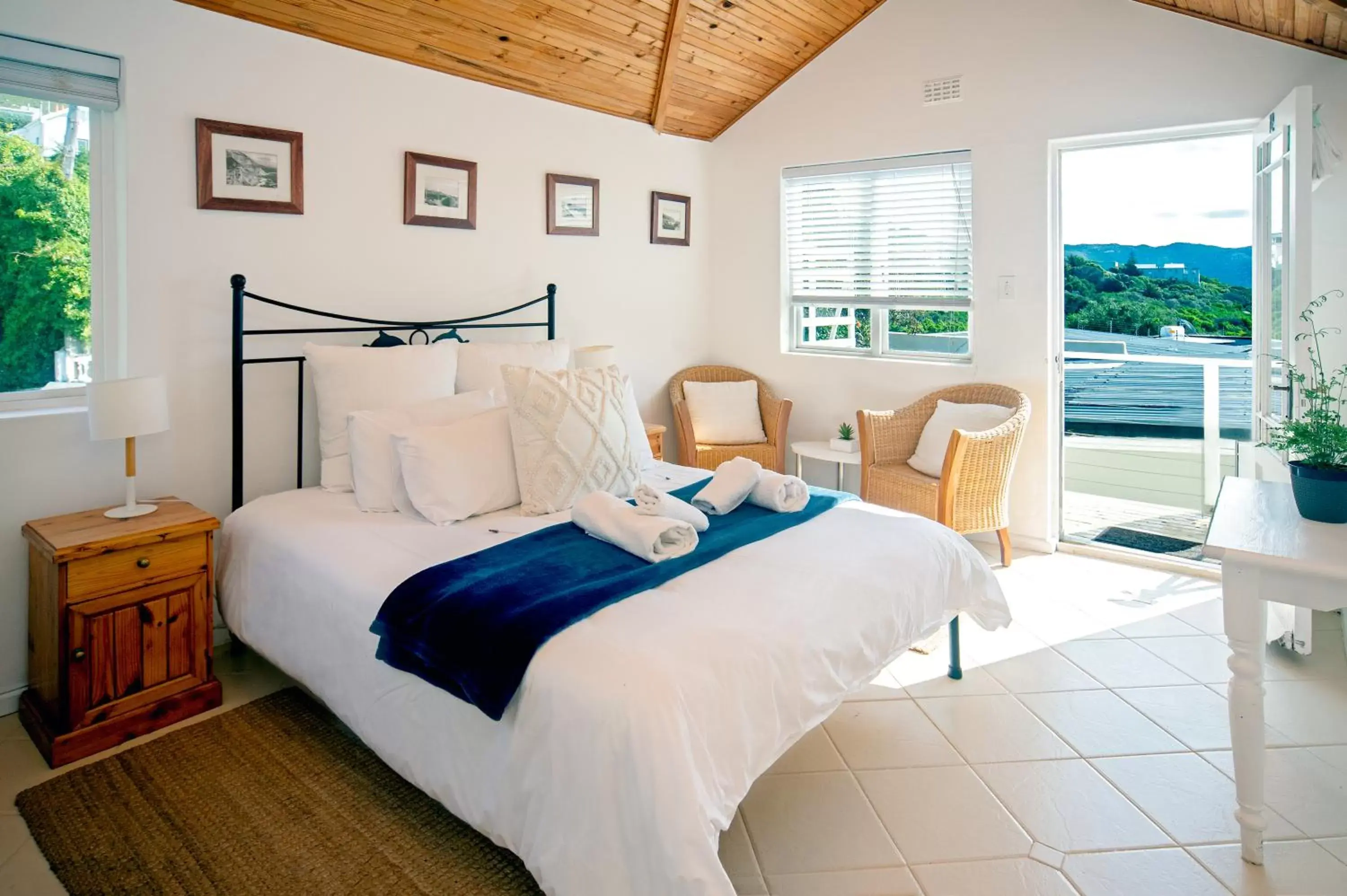 Bed in Boulders Beach Hotel, Cafe and Curio shop