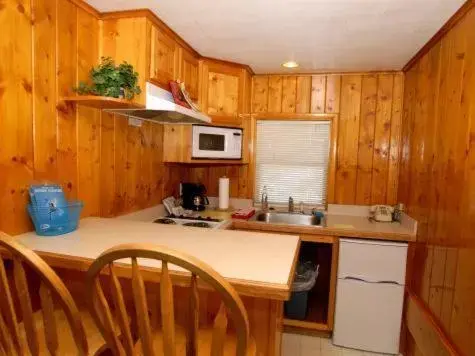 King Room with Kitchenette in Canyon Motel