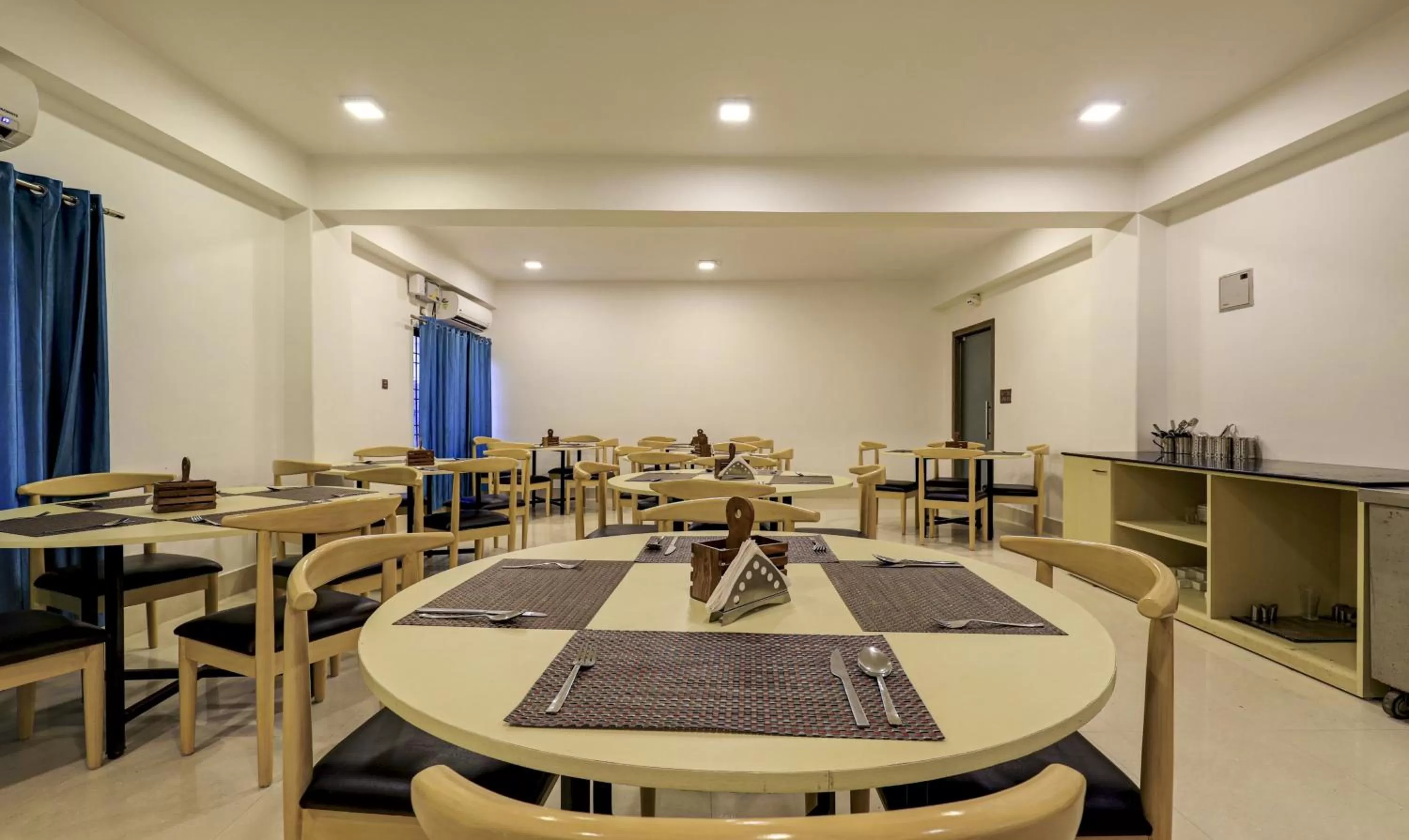 Restaurant/places to eat in Treebo Arna Residency