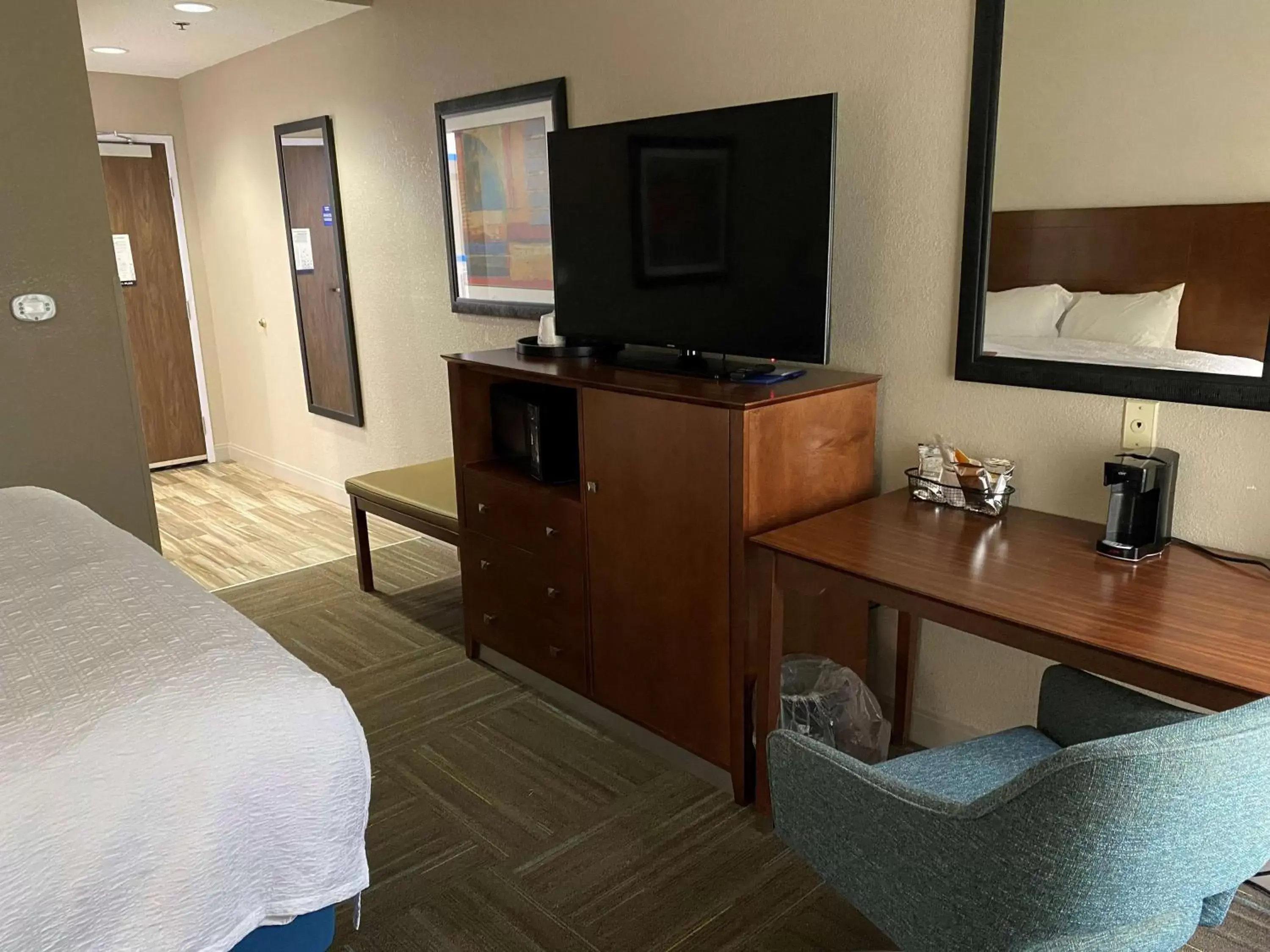 Bedroom, TV/Entertainment Center in Hampton Inn Ft. Chiswell-Max Meadows