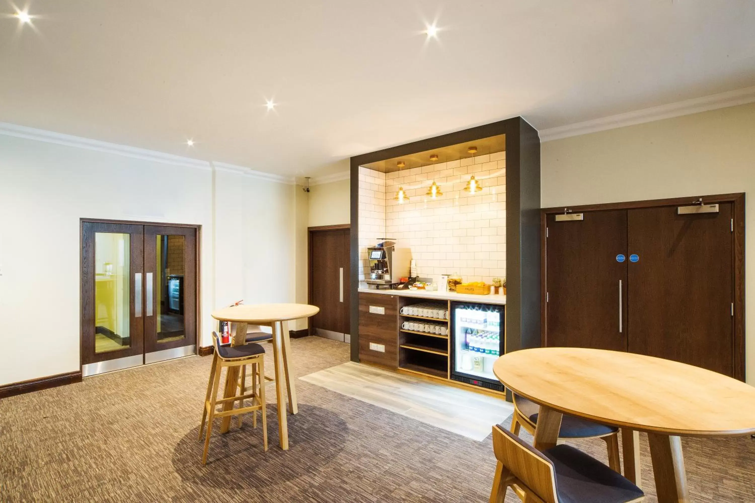 Coffee/tea facilities, Kitchen/Kitchenette in Holiday Inn Southampton, an IHG Hotel