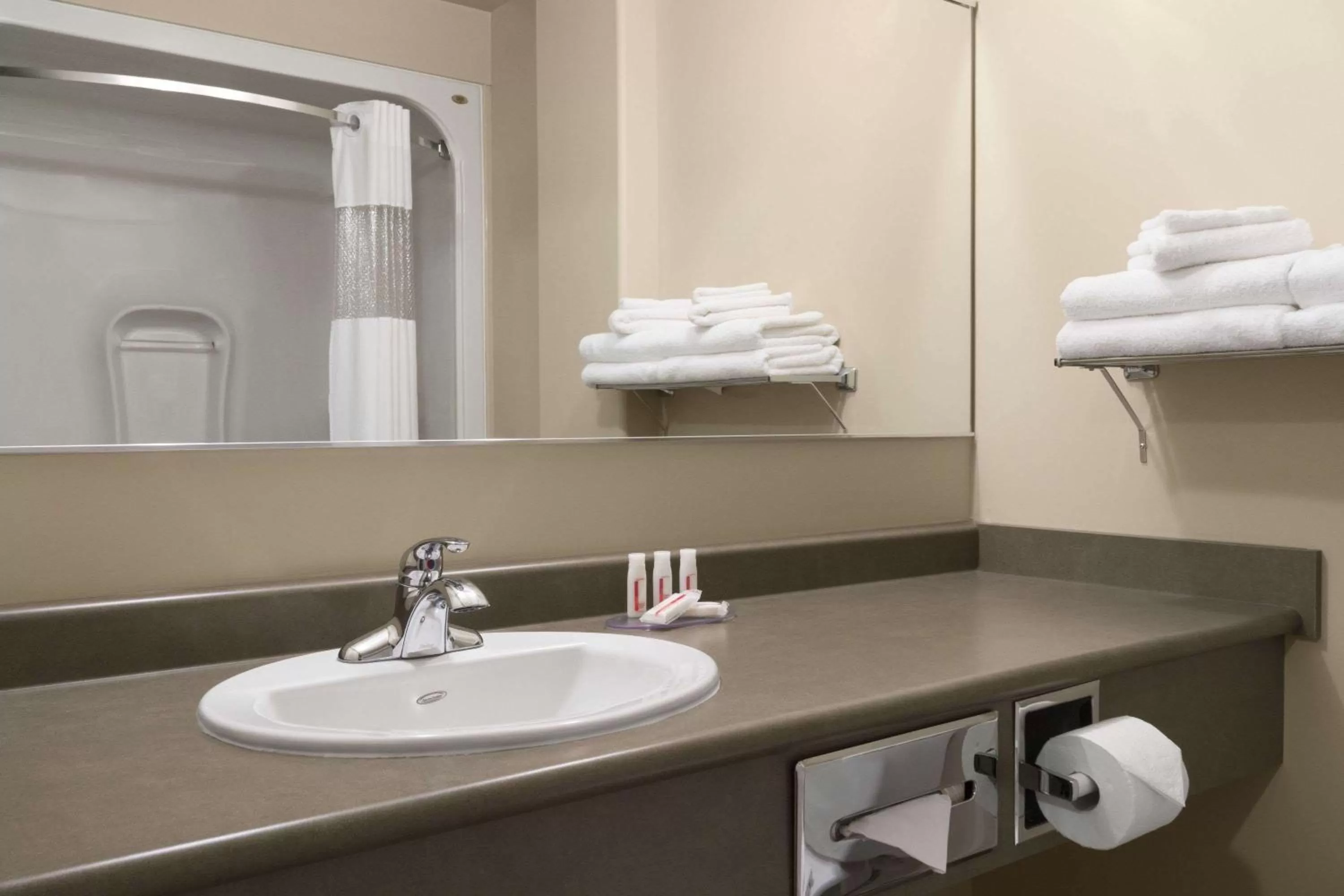 Photo of the whole room in Days Inn by Wyndham Thunder Bay North