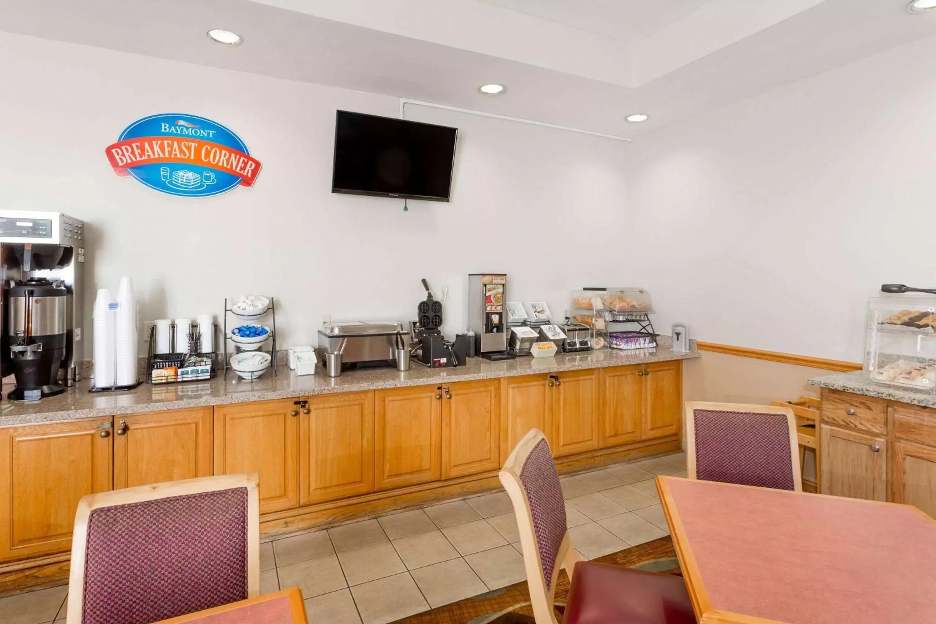 Restaurant/Places to Eat in Baymont by Wyndham Fort Myers Airport