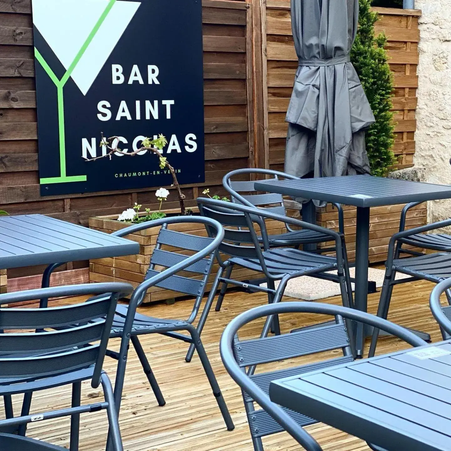 Patio in LOGIS - Hôtel Saint Nicolas