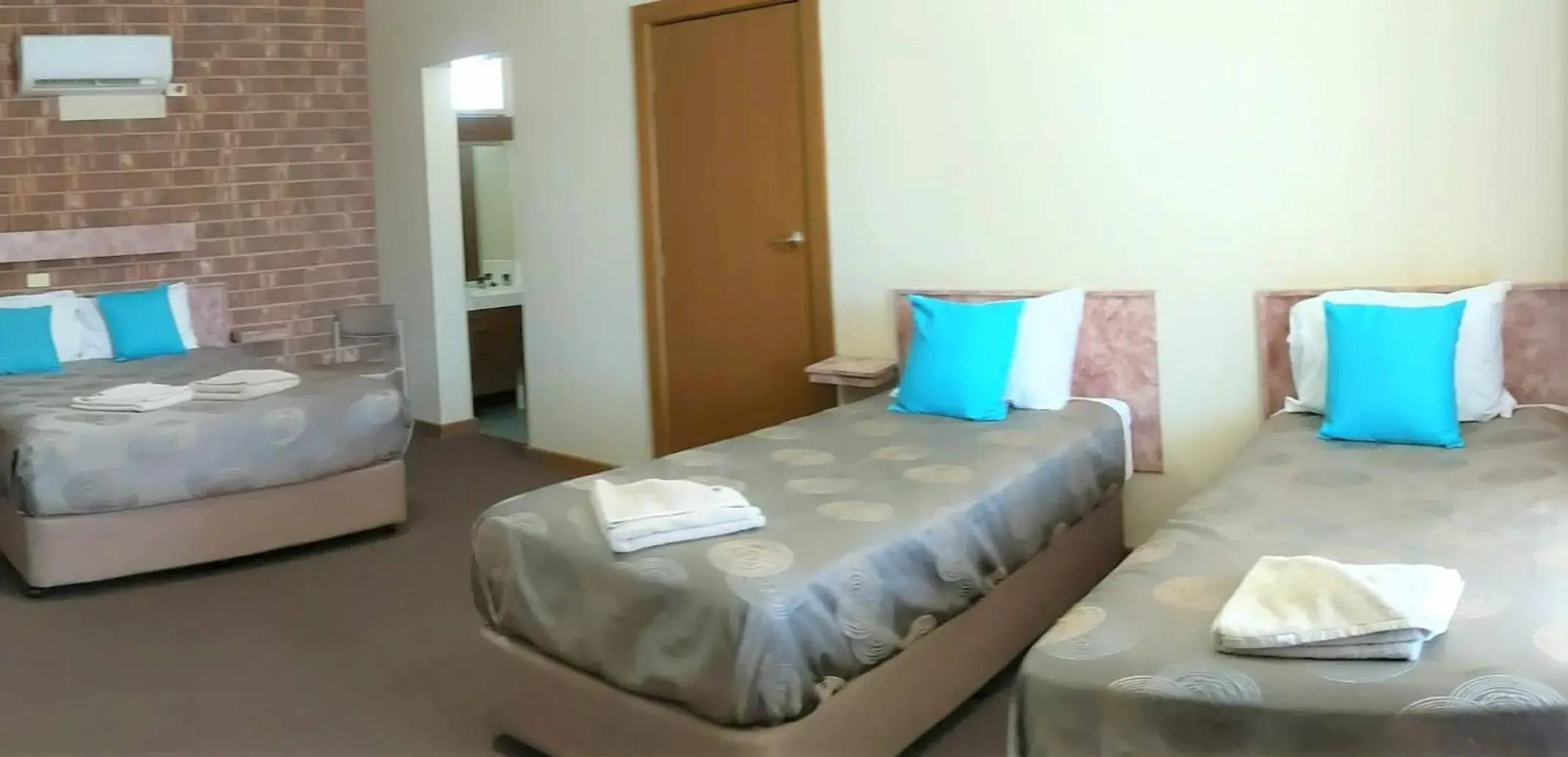Photo of the whole room, Bed in The Argent Motel