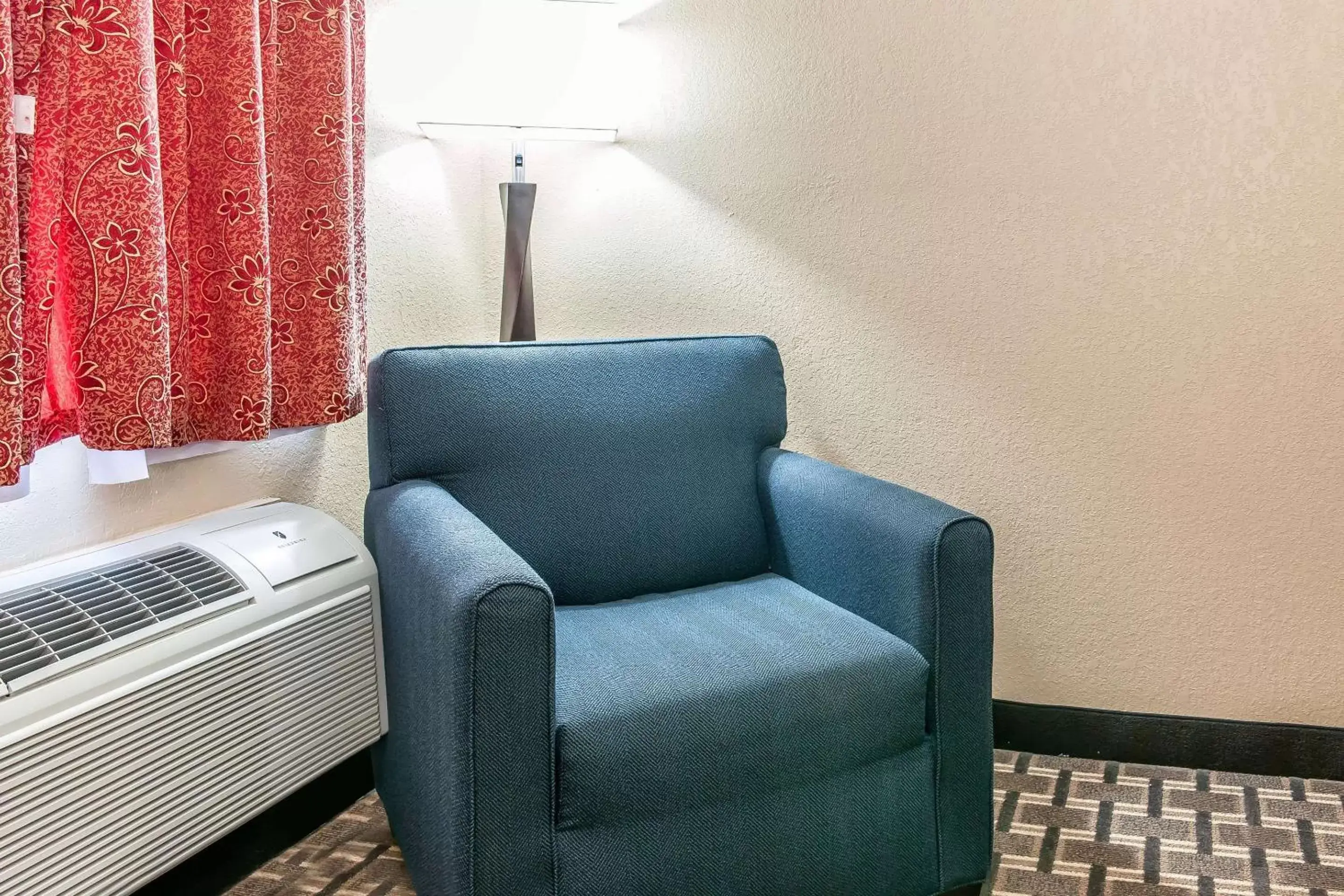 Photo of the whole room, Seating Area in Quality Inn Findlay