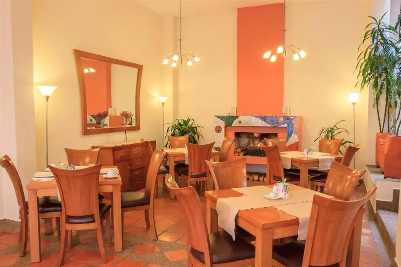 Restaurant/Places to Eat in Hotel Casa Deco