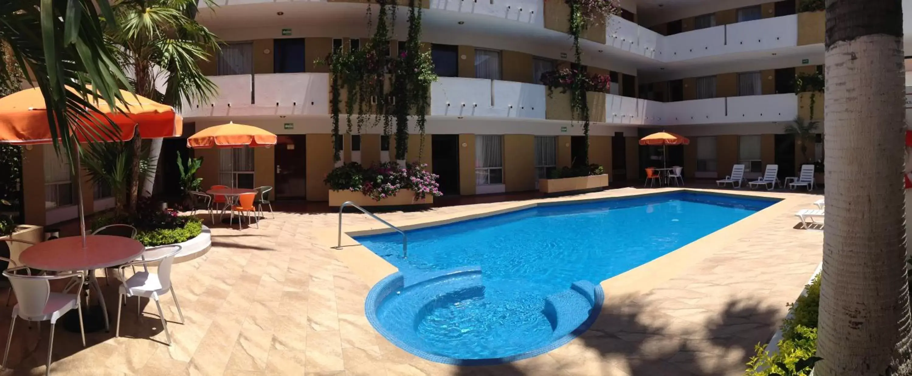 Swimming Pool in Hotel Azteca Inn