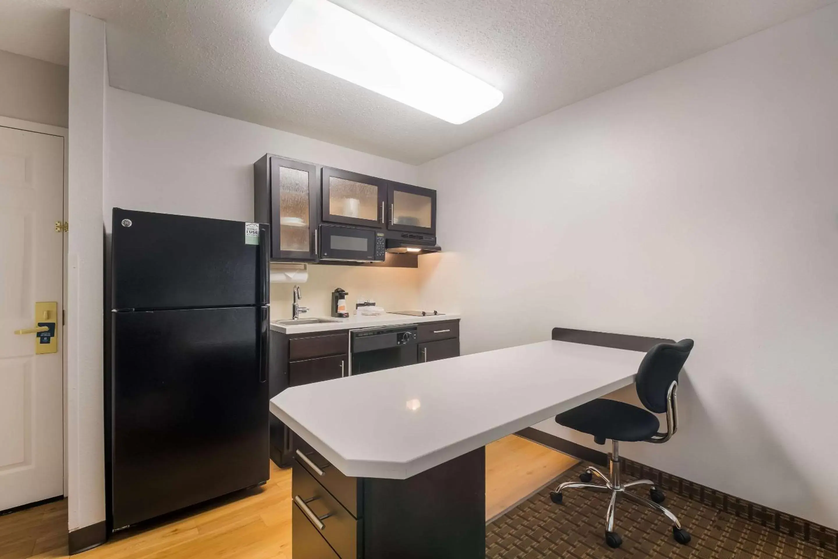 Bedroom, Kitchen/Kitchenette in MainStay Suites Chattanooga Hamilton Place