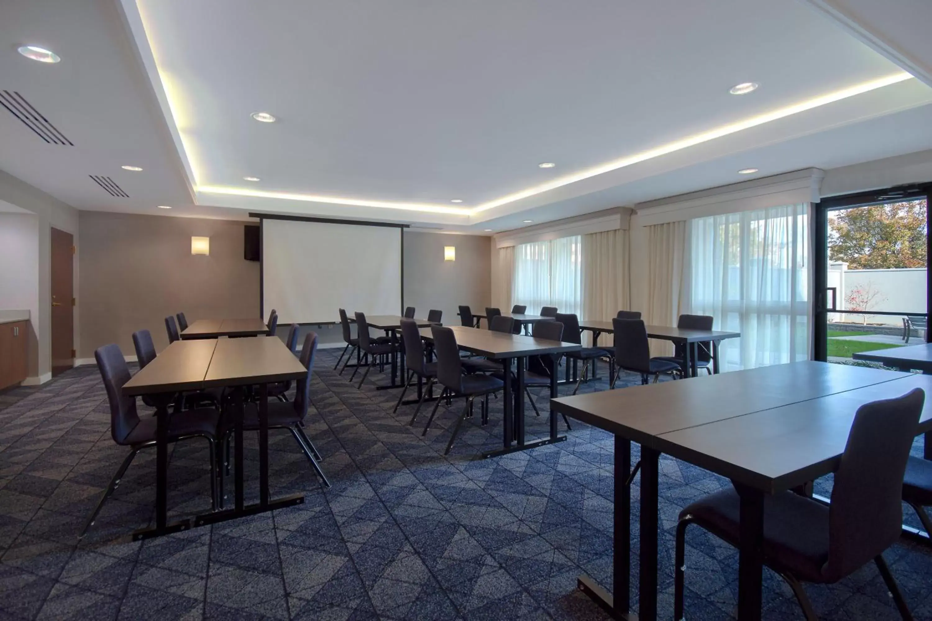 Meeting/conference room in Courtyard by Marriott Cincinnati Airport