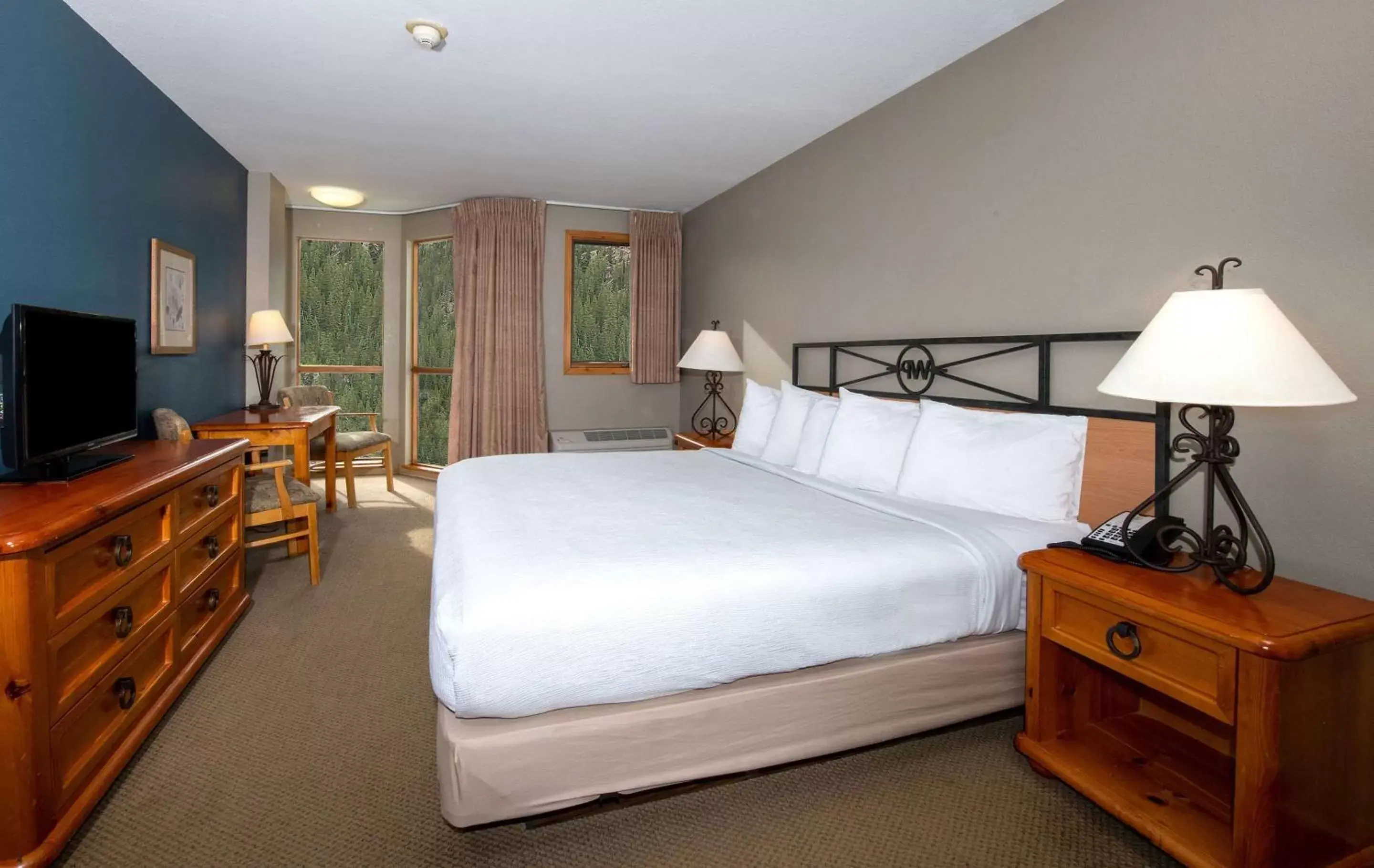 Photo of the whole room, Bed in Winter Park Mountain Lodge