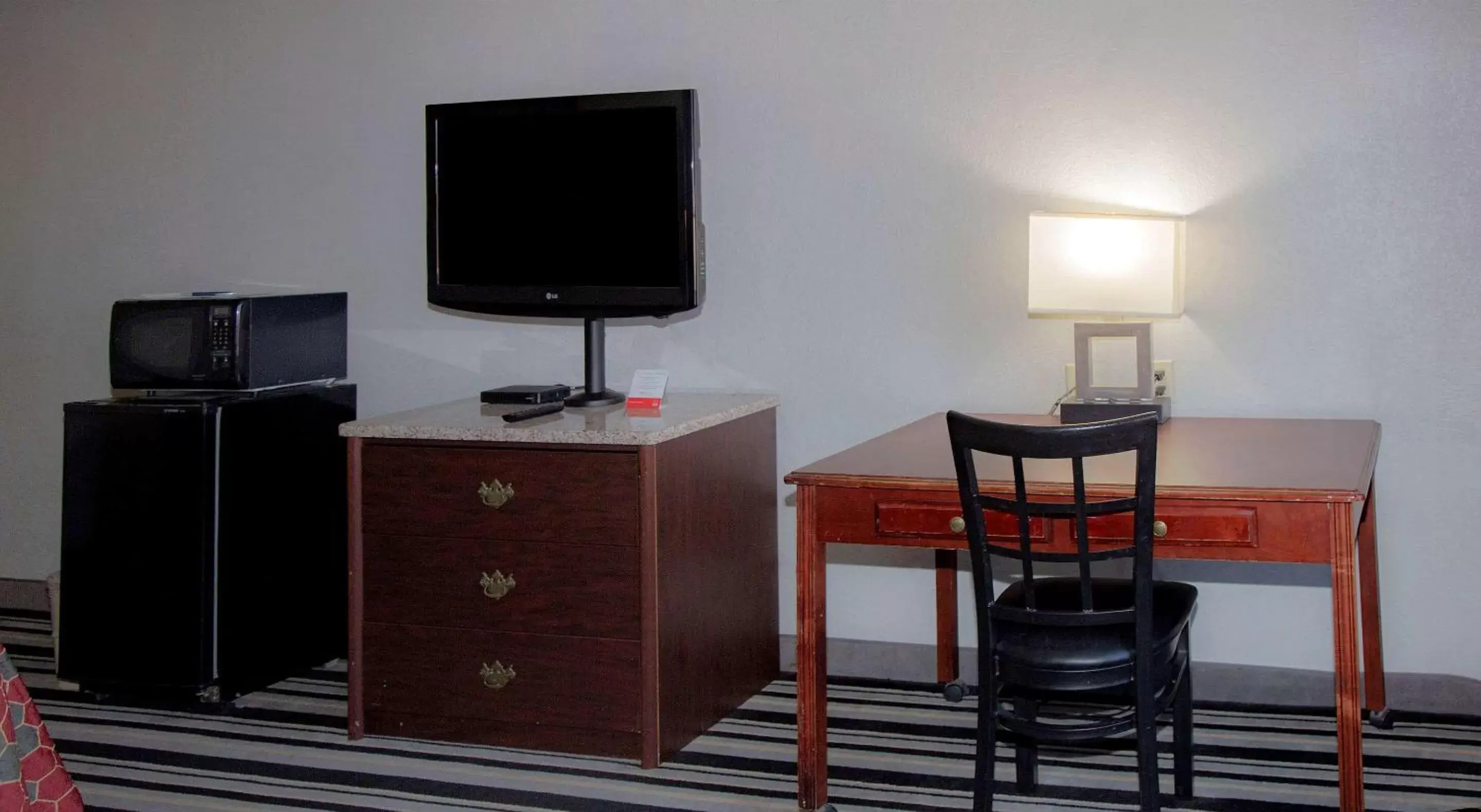 Photo of the whole room, TV/Entertainment Center in Econo Lodge