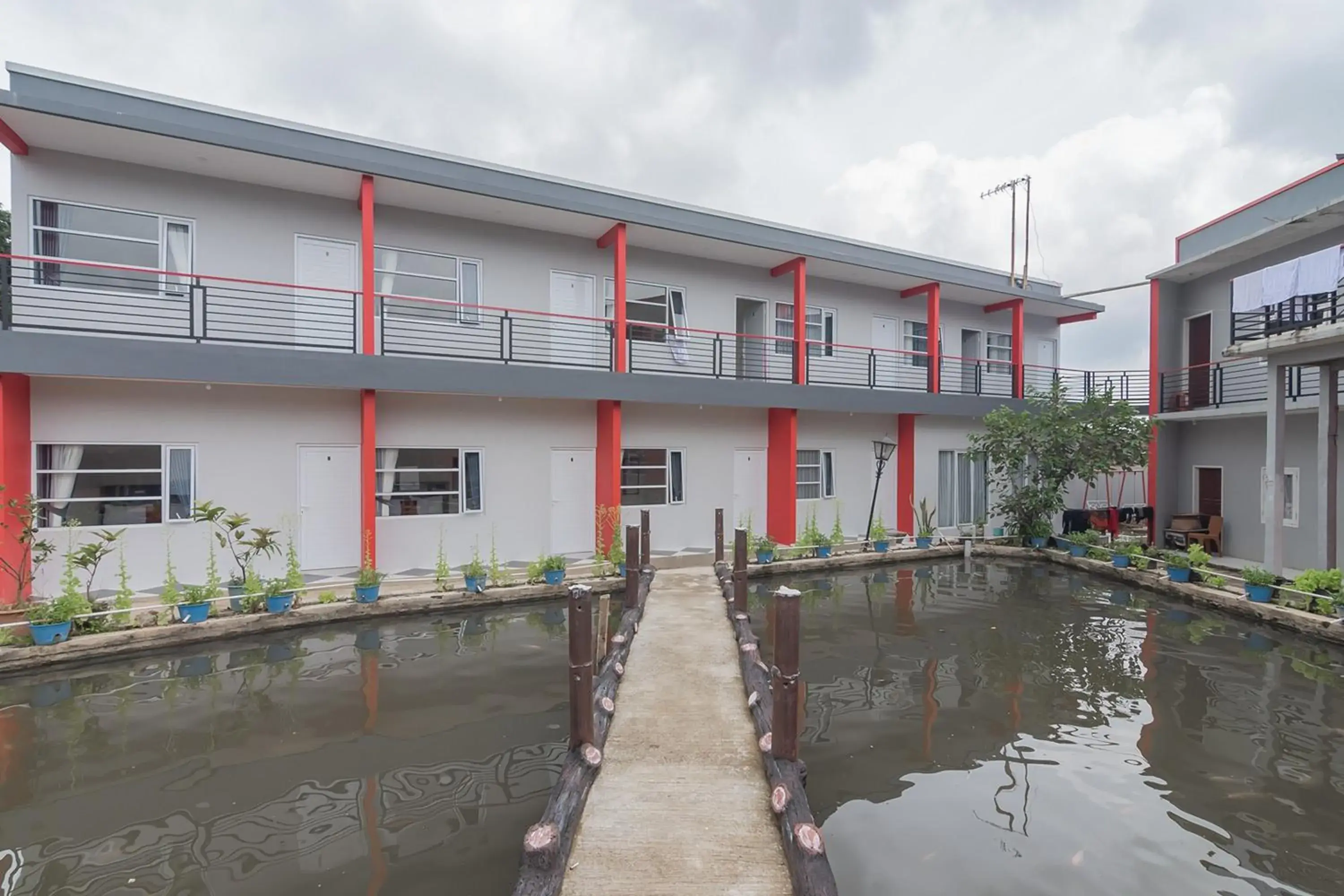 Property building in RedDoorz near Happy Farm Ciwidey Property building in RedDoorz near Happy Farm Ciwidey