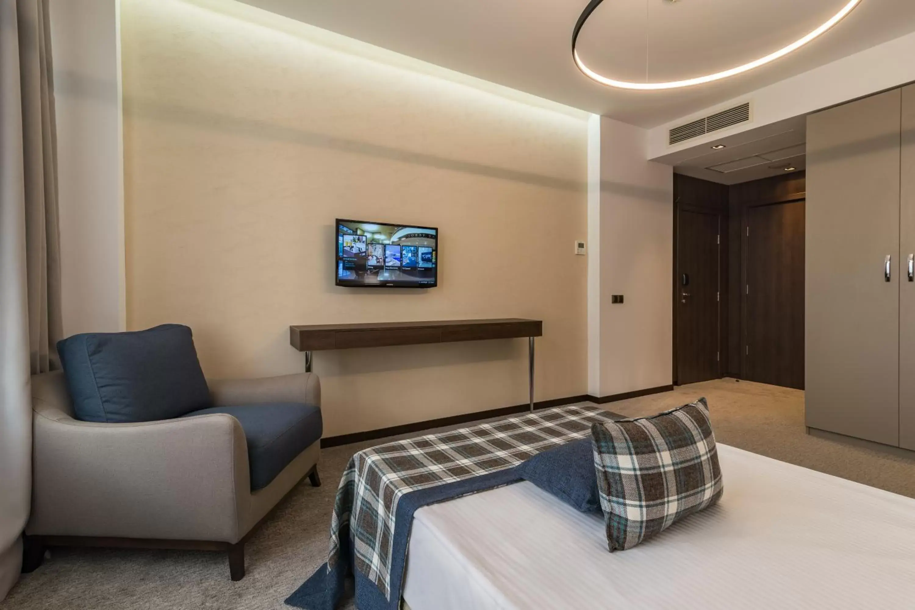 Bed, TV/Entertainment Center in Rosslyn Dimyat Hotel Varna